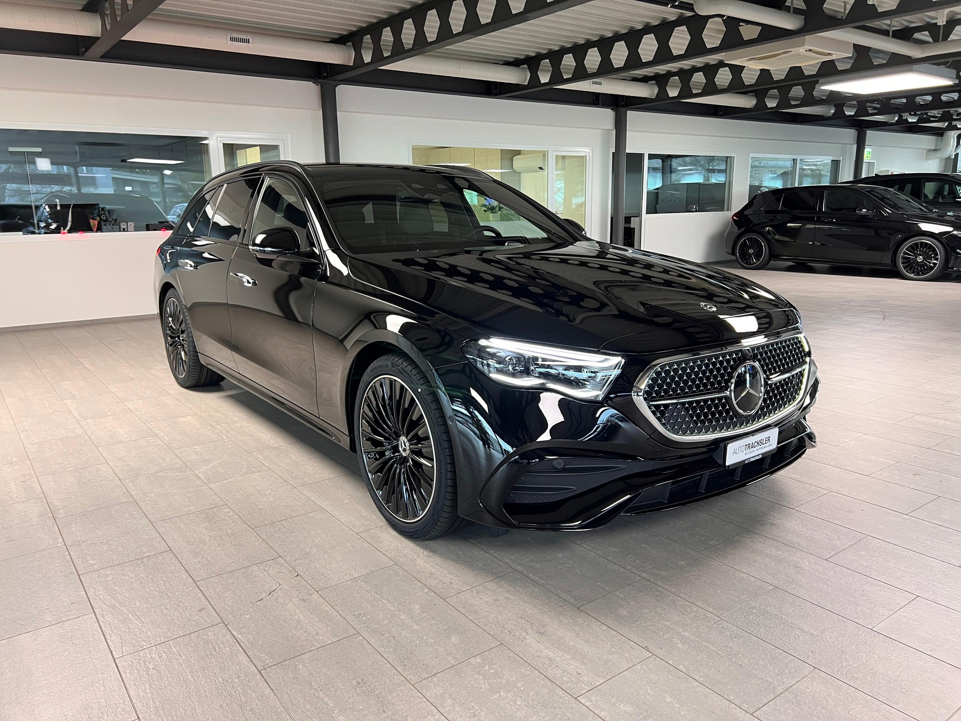 MERCEDES-BENZ E 220 d AMG Line 4matic Kombi-image-3