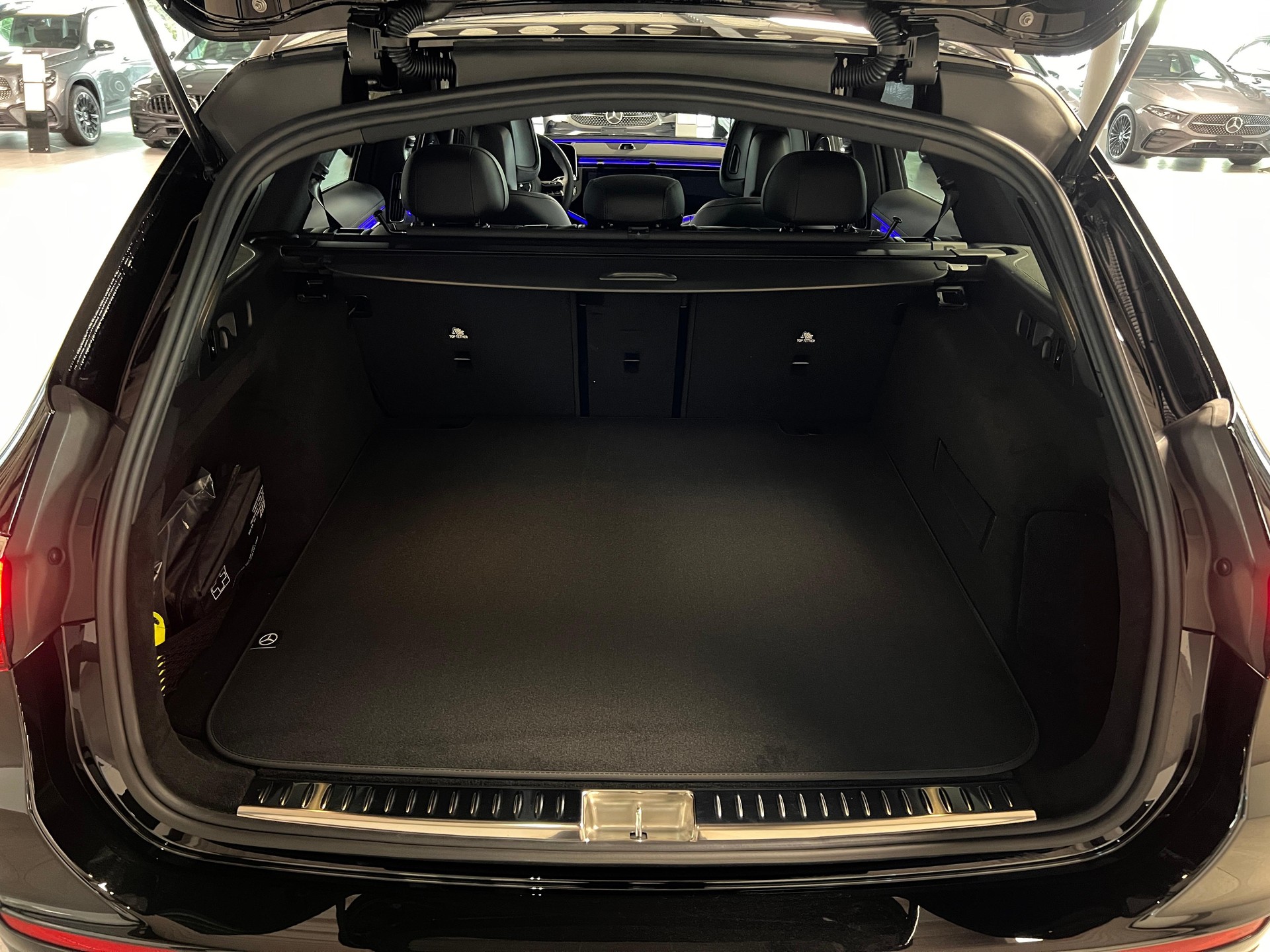 MERCEDES-BENZ E 220 d AMG Line 4matic Kombi-image-6