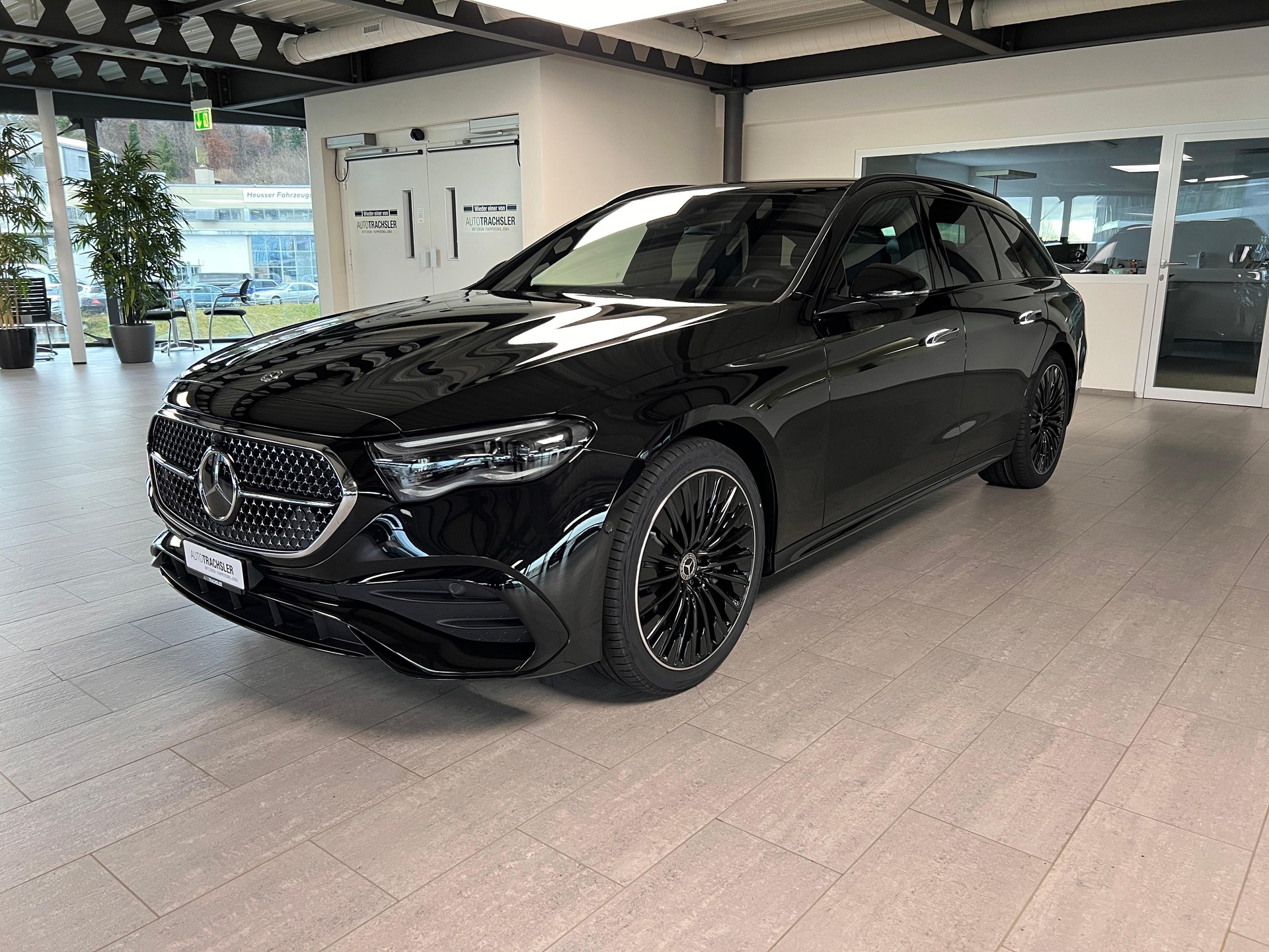 MERCEDES-BENZ E 220 d AMG Line 4matic Kombi-image-2