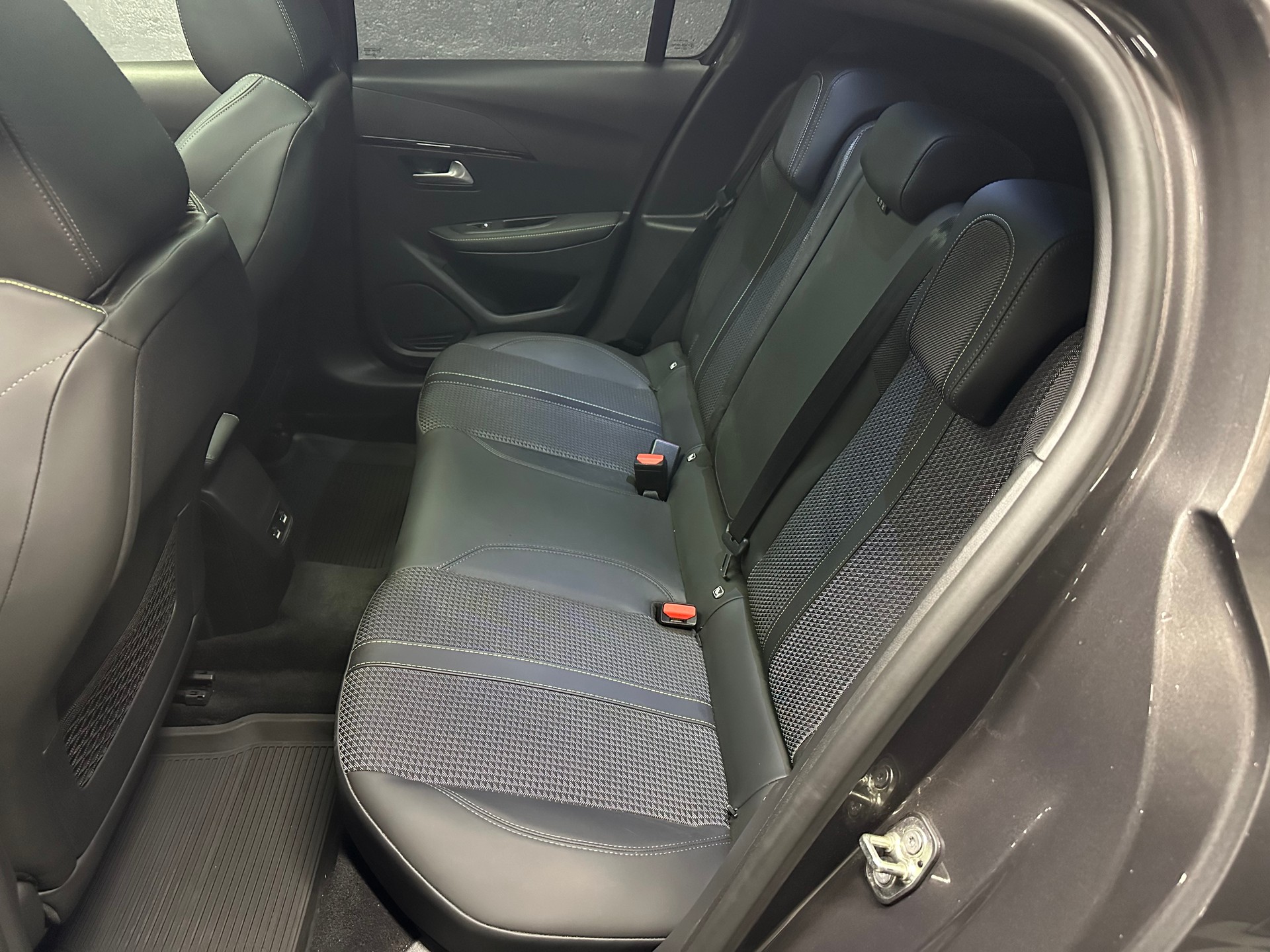 PEUGEOT 208 1.2 GT Line EAT8-image-8
