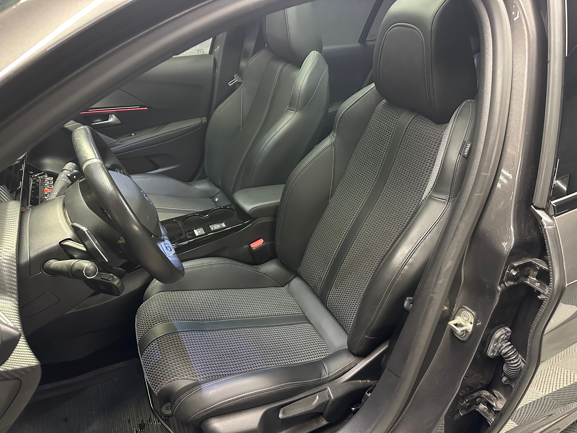 PEUGEOT 208 1.2 GT Line EAT8-image-7