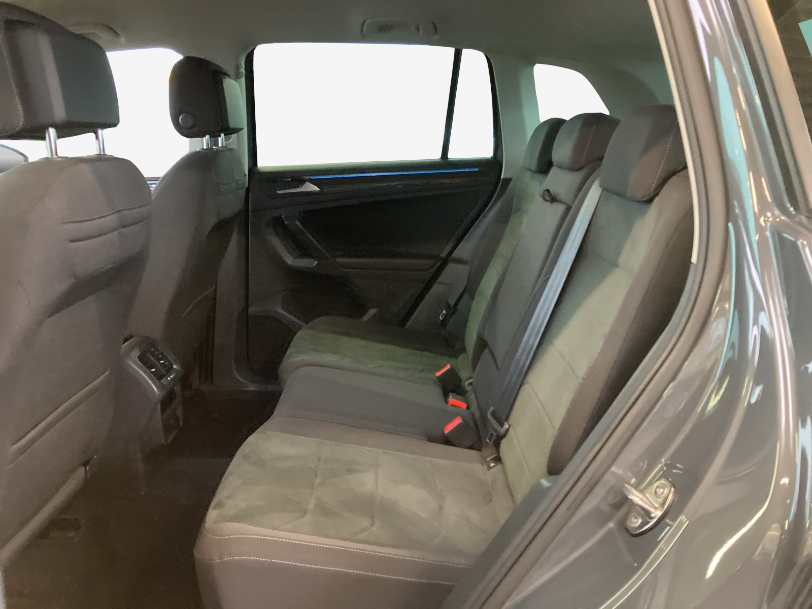 VW Tiguan 2.0 TDI SCR Elegance 4Motion DSG-image-11