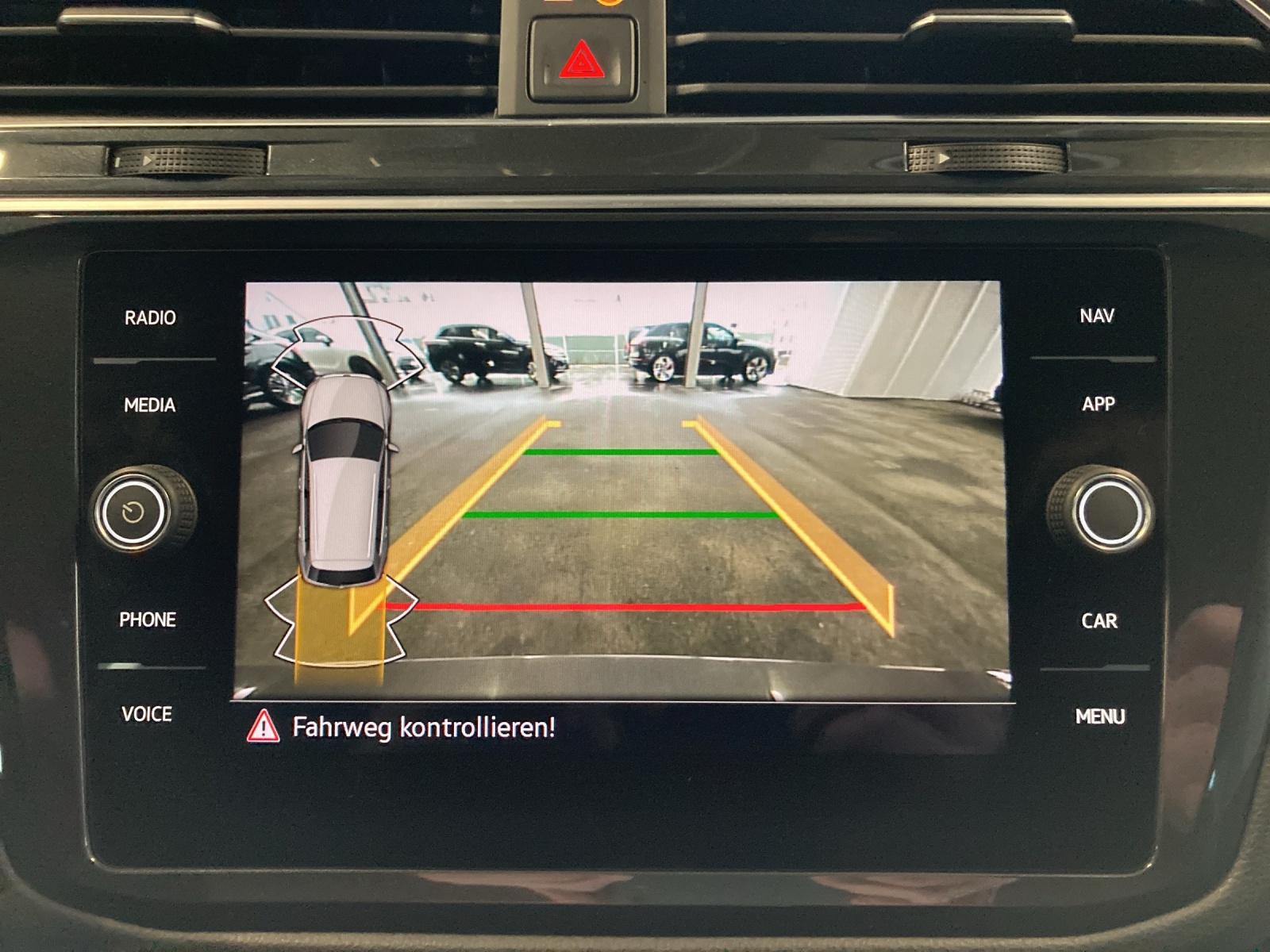 VW Tiguan 2.0 TDI SCR Elegance 4Motion DSG-image-14
