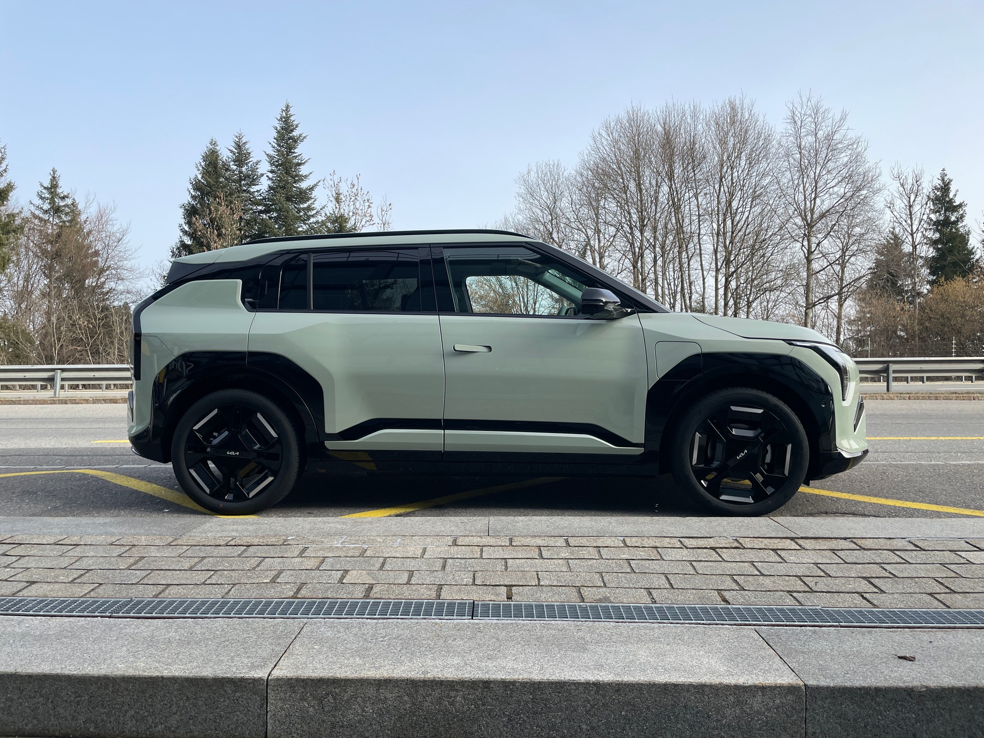 KIA EV3 81,4 kWh GT-Line mit GT-Line Pack und Panoramadach! V2L Funktion-image-3