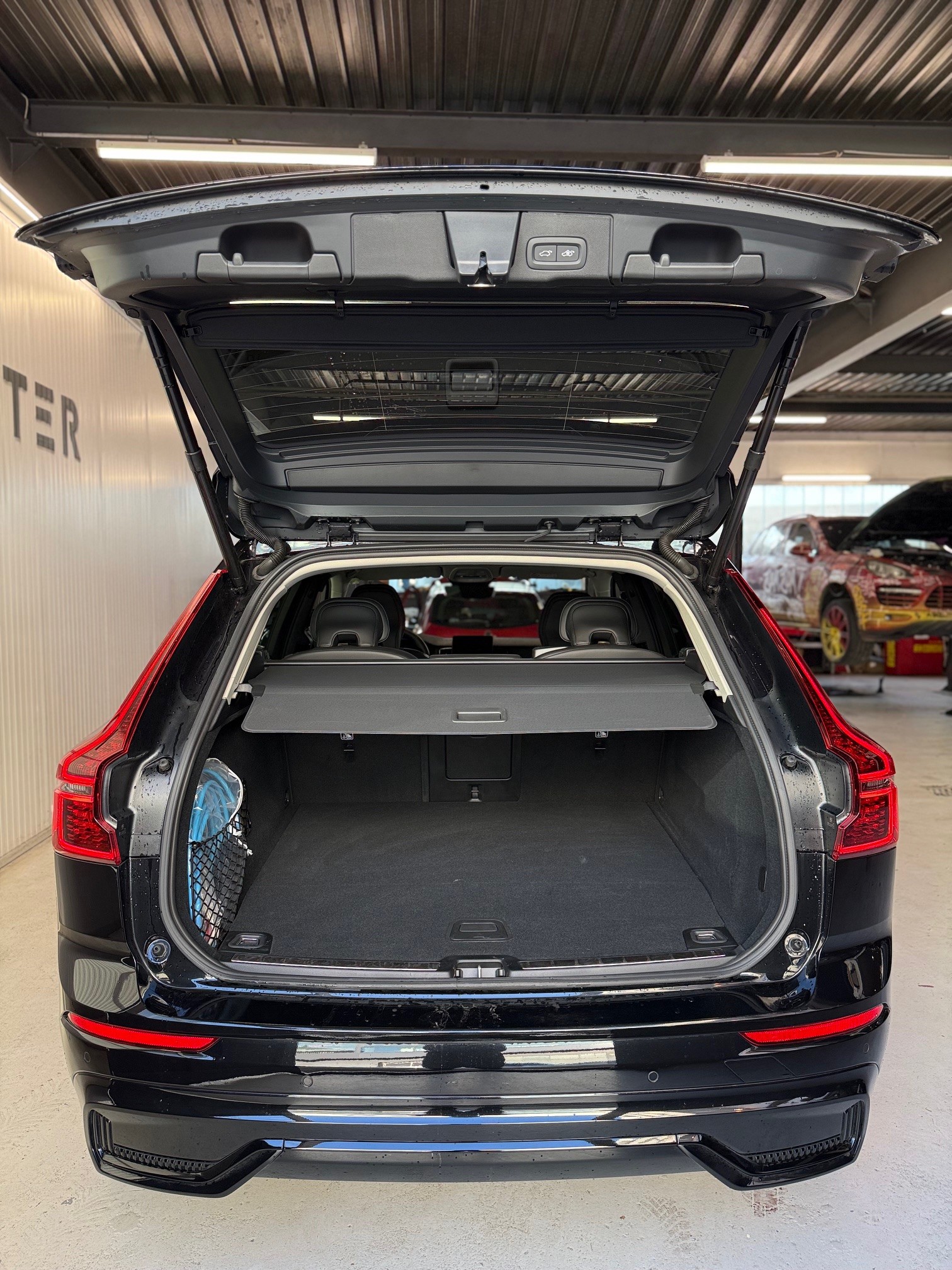 VOLVO XC60 T6 eAWD PluginHybrid Plus Dark Geartronic-image-4