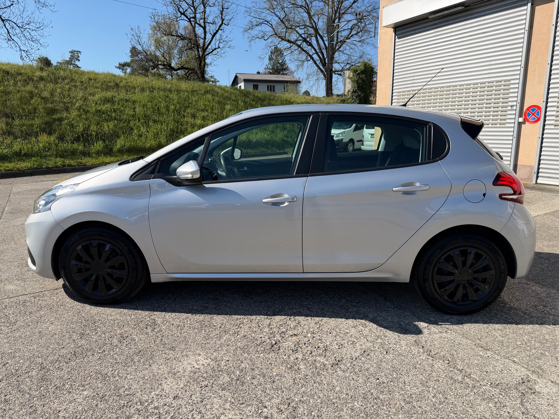 PEUGEOT 208 1.6 BlueHDi Active-image-1