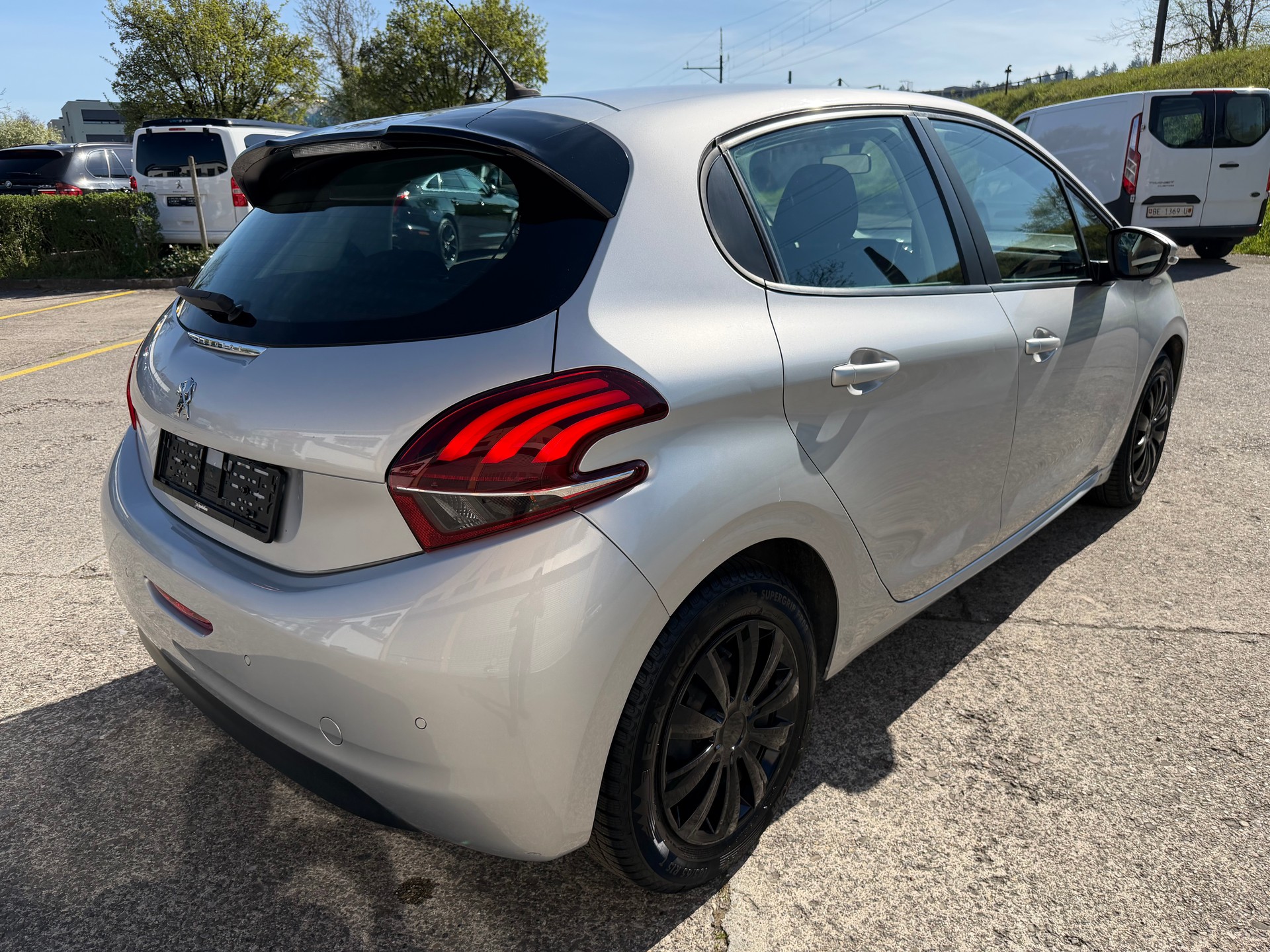 PEUGEOT 208 1.6 BlueHDi Active-image-4