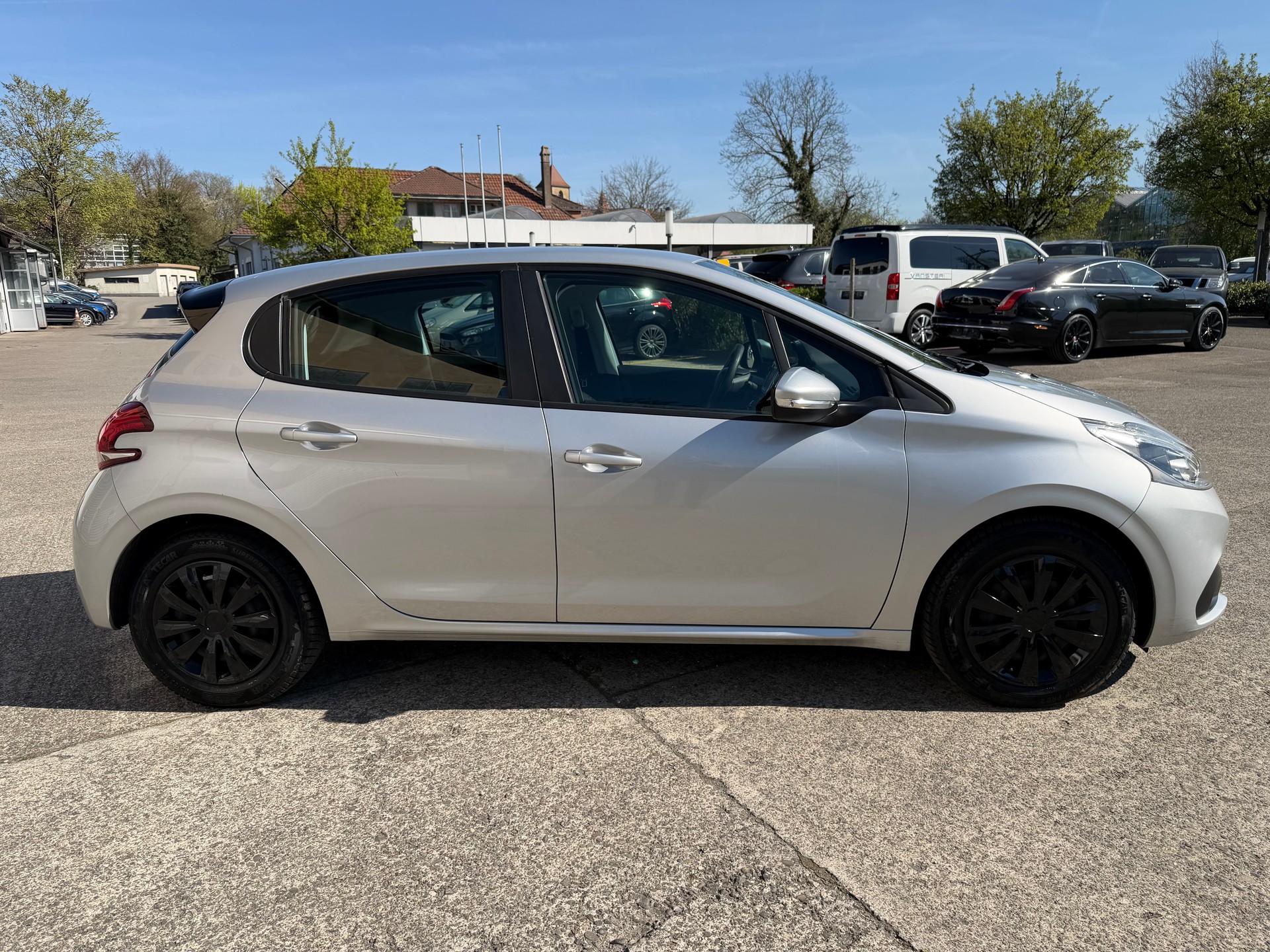 PEUGEOT 208 1.6 BlueHDi Active-image-5