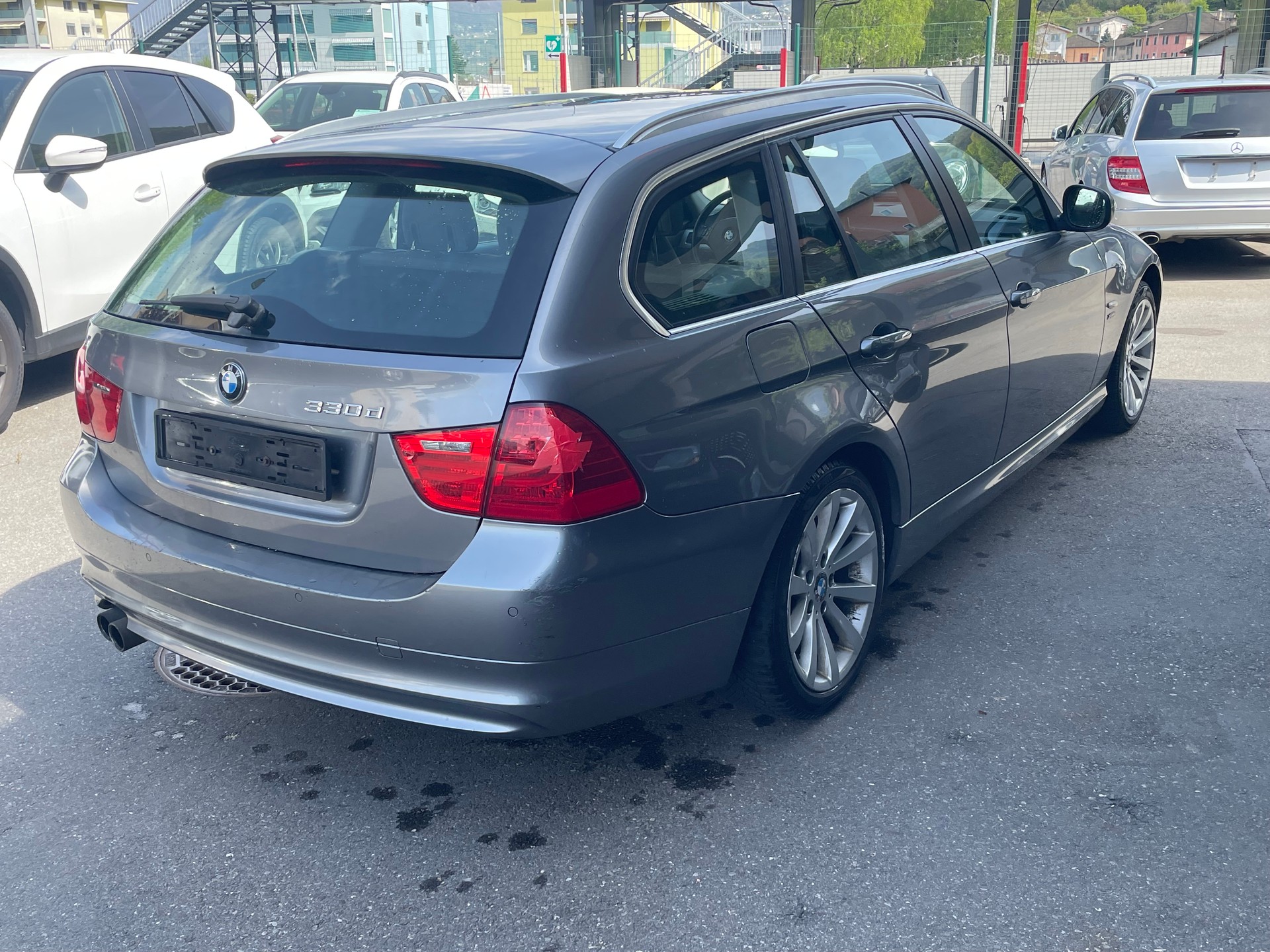 BMW 330d xDrive Touring-image-7