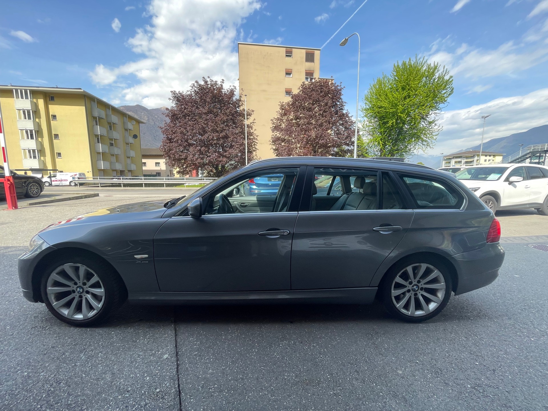 BMW 330d xDrive Touring-image-4