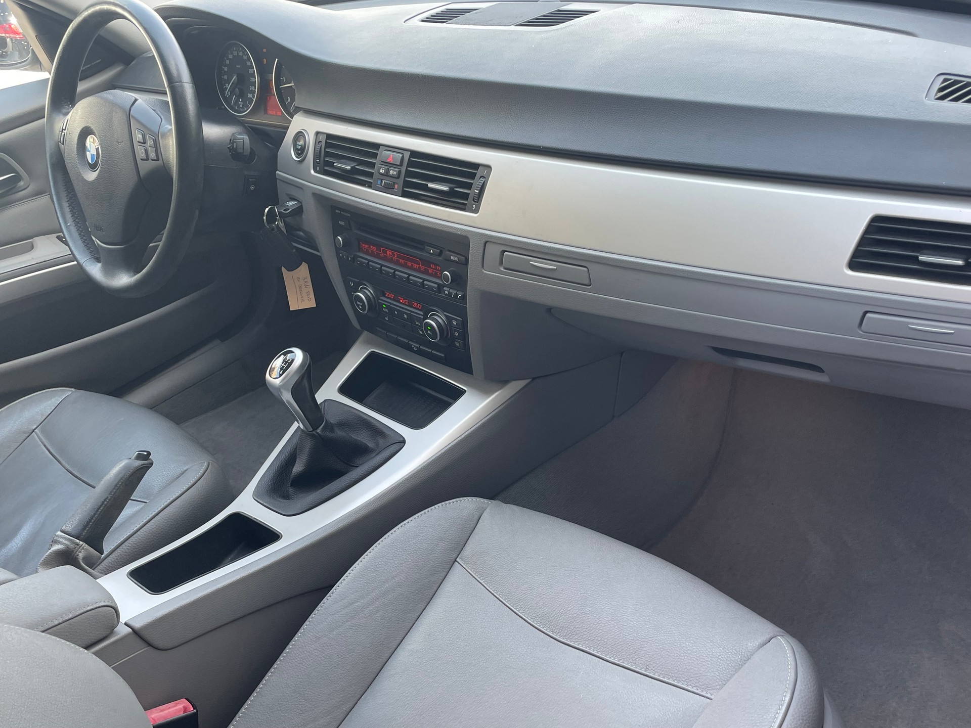 BMW 330d xDrive Touring-image-9