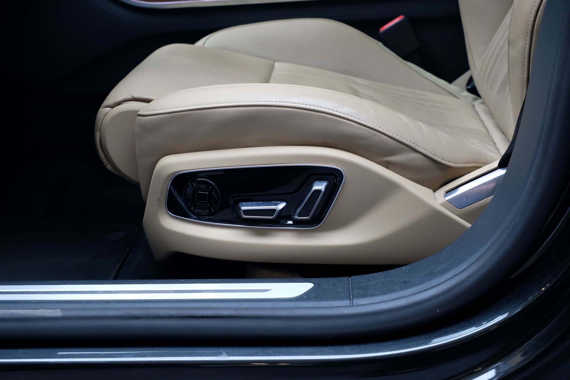 AUDI A8 55 TFSI quattro tiptronic-image-14