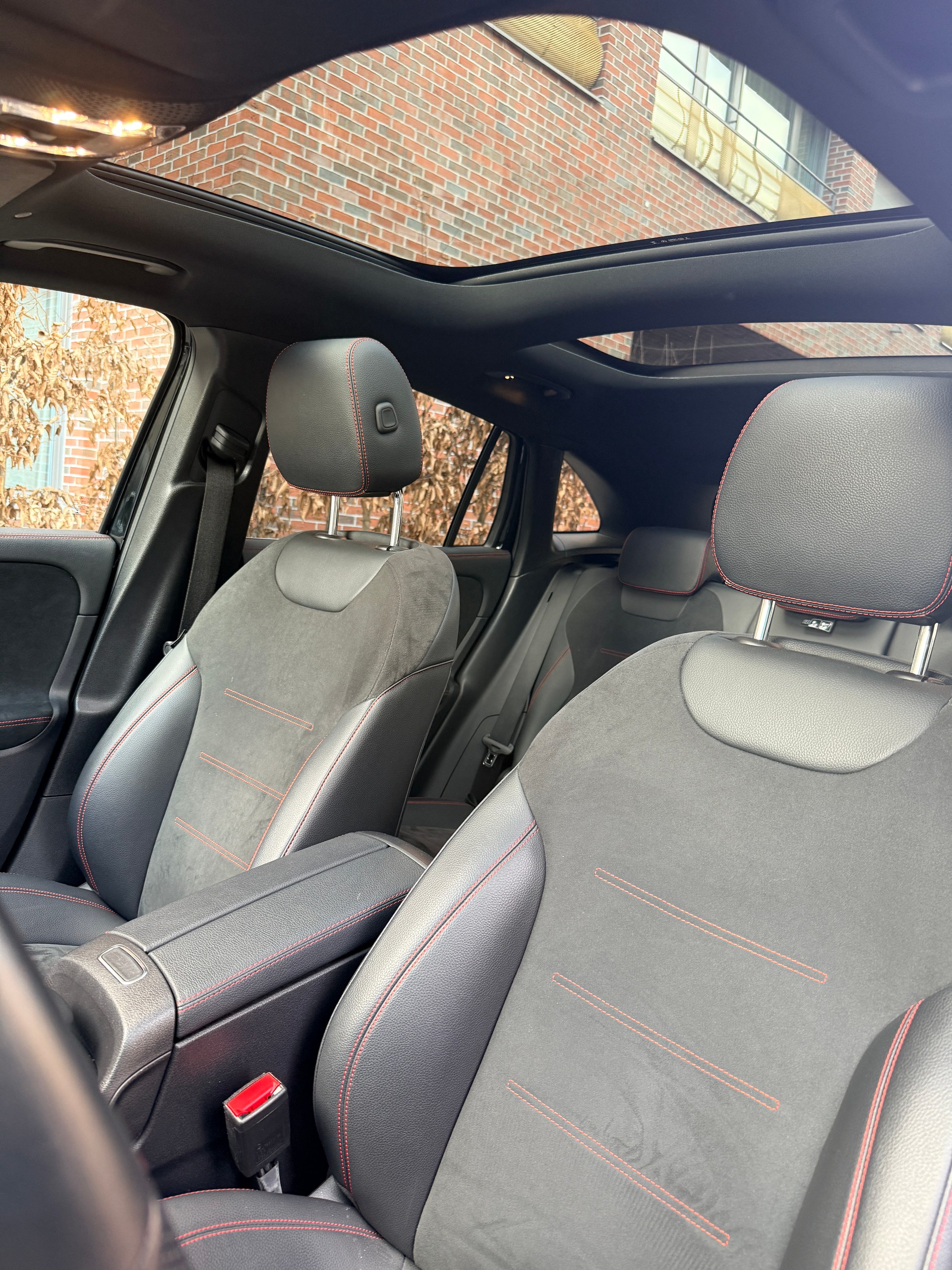 MERCEDES-BENZ GLA 250 4Matic AMG Line 8G-DCT-image-3