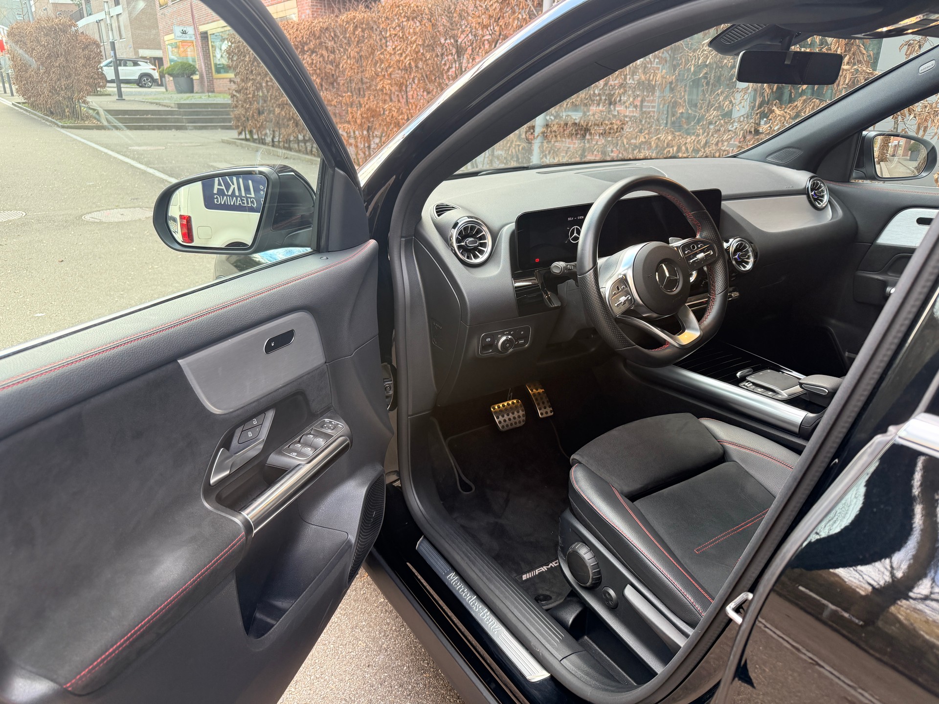 MERCEDES-BENZ GLA 250 4Matic AMG Line 8G-DCT-image-2