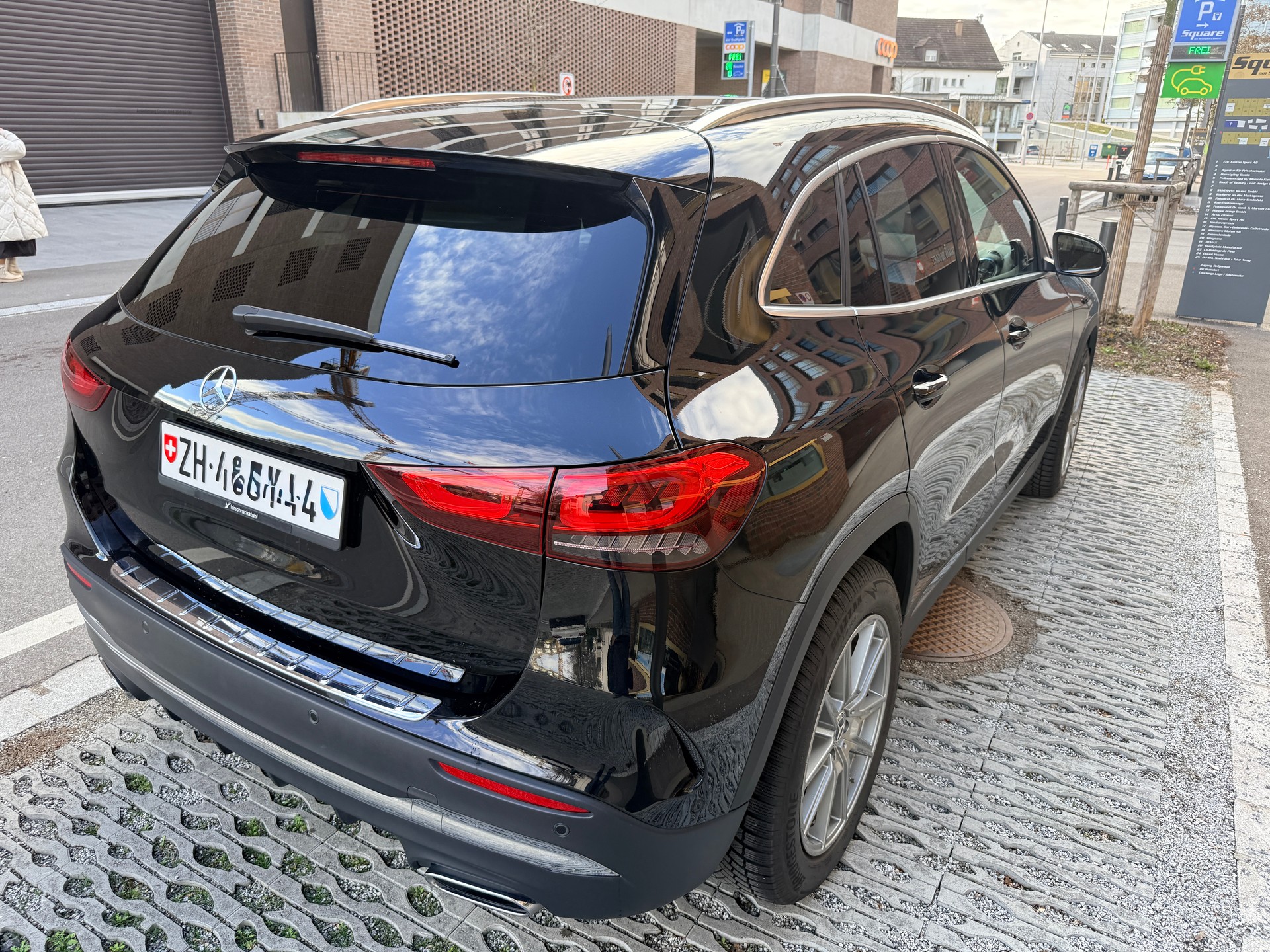 MERCEDES-BENZ GLA 250 4Matic AMG Line 8G-DCT-image-4