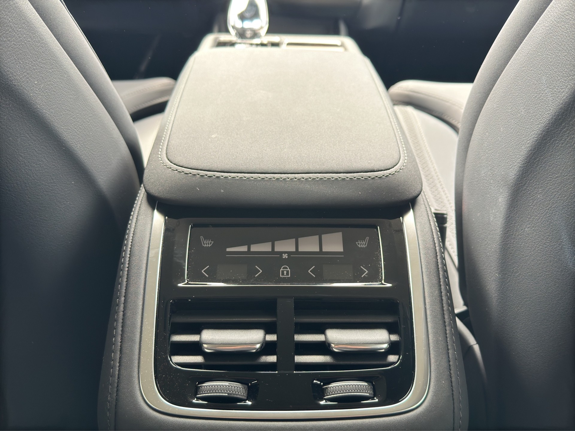 VOLVO XC90 T8 eAWD 7Pl. PluginHybrid Plus Dark Geartronic-image-18