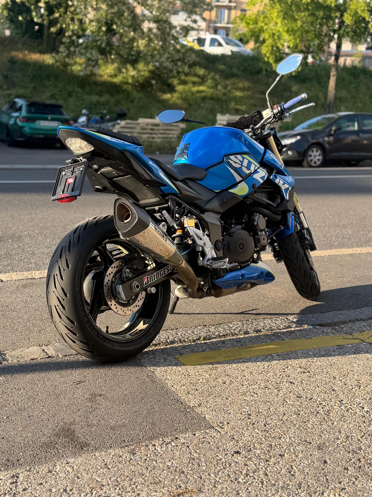 SUZUKI GSR 750 ABS-showroom-element-2