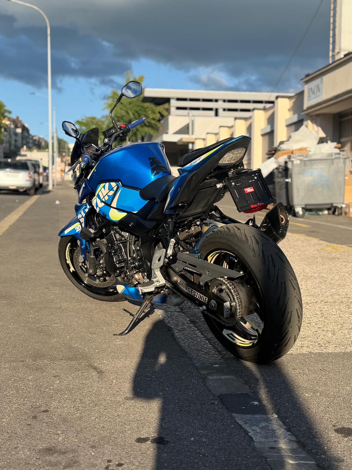 SUZUKI GSR 750 ABS-showroom-element-3
