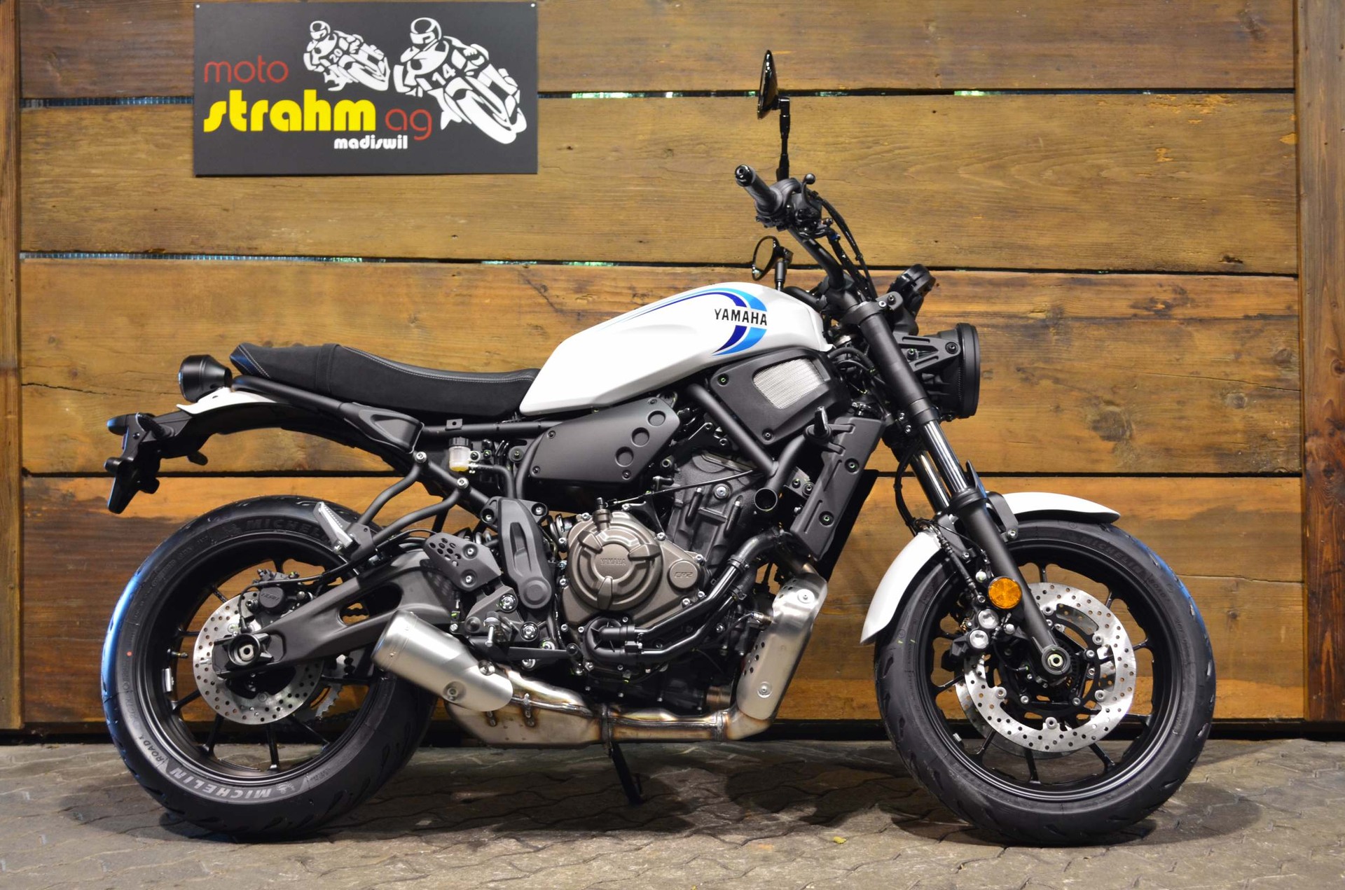 YAMAHA XSR 700-showroom-element-1