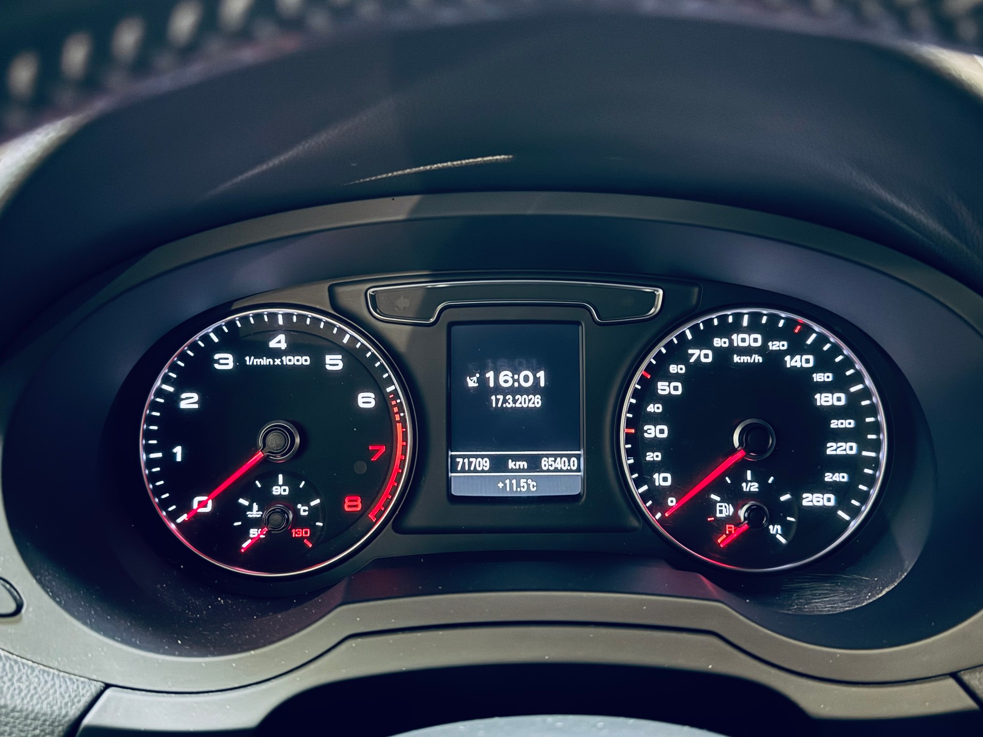 AUDI Q3 2.0 TFSI sport quattro S-tronic-image-16
