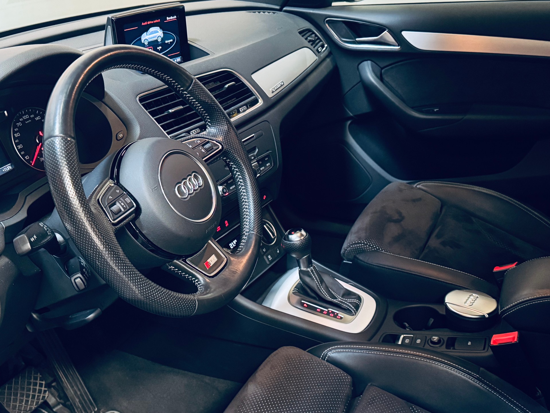 AUDI Q3 2.0 TFSI sport quattro S-tronic-image-11