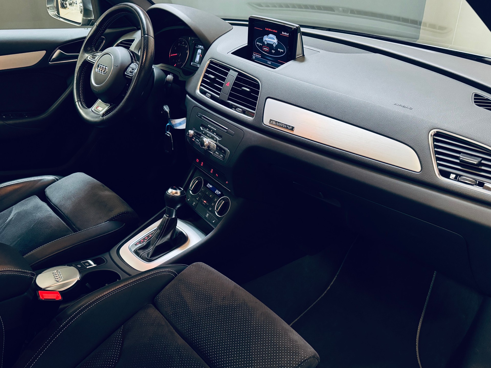 AUDI Q3 2.0 TFSI sport quattro S-tronic-image-15