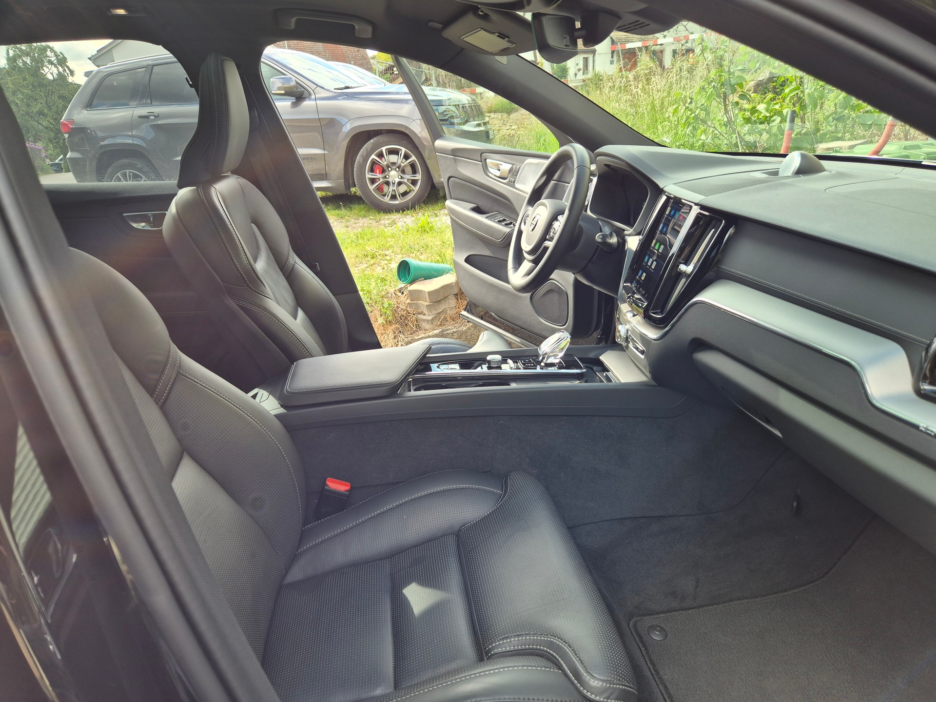 VOLVO T8 Ultimate Black Edition PLUG-IN-image-2