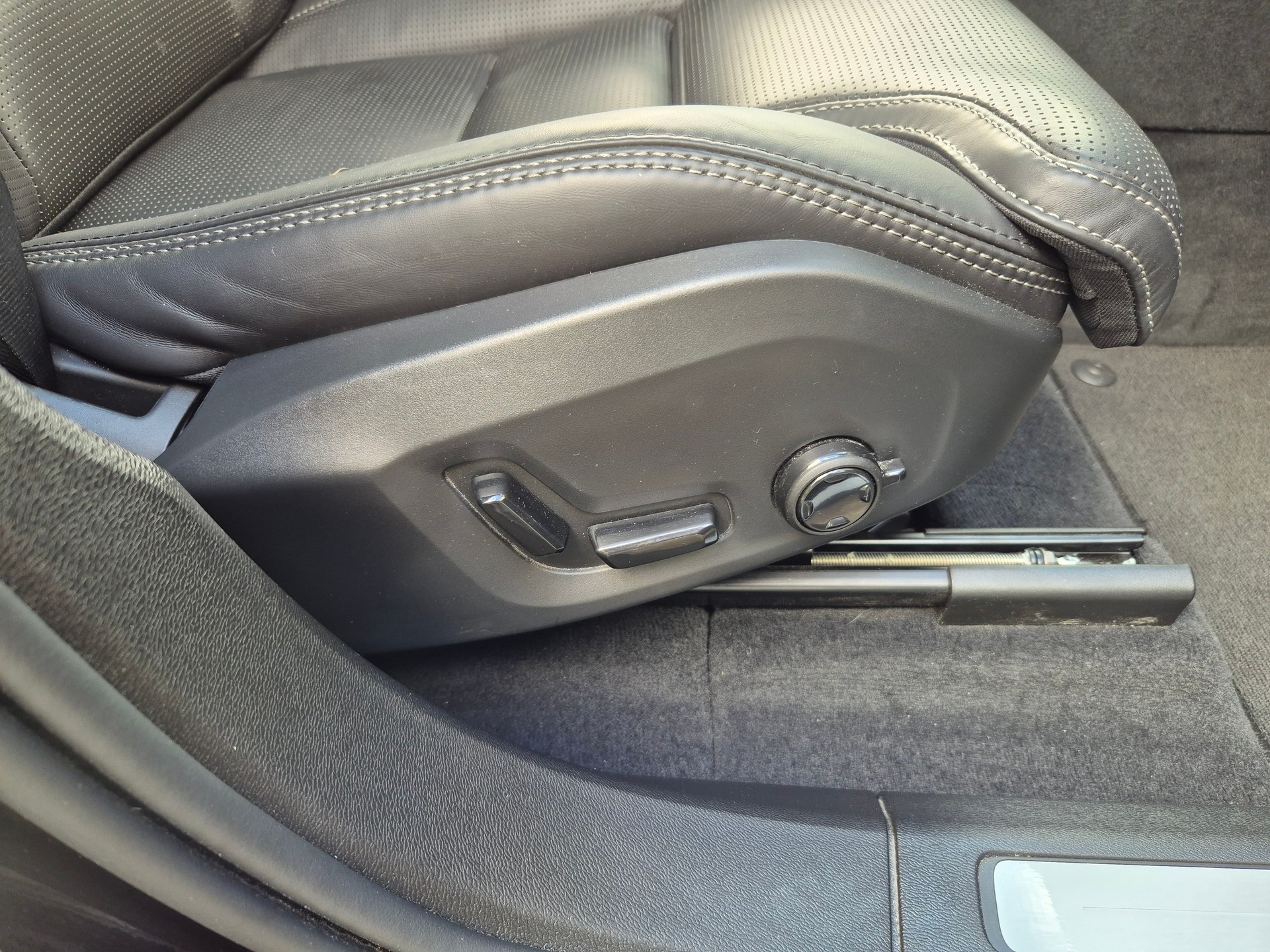 VOLVO T8 Ultimate Black Edition PLUG-IN-image-15