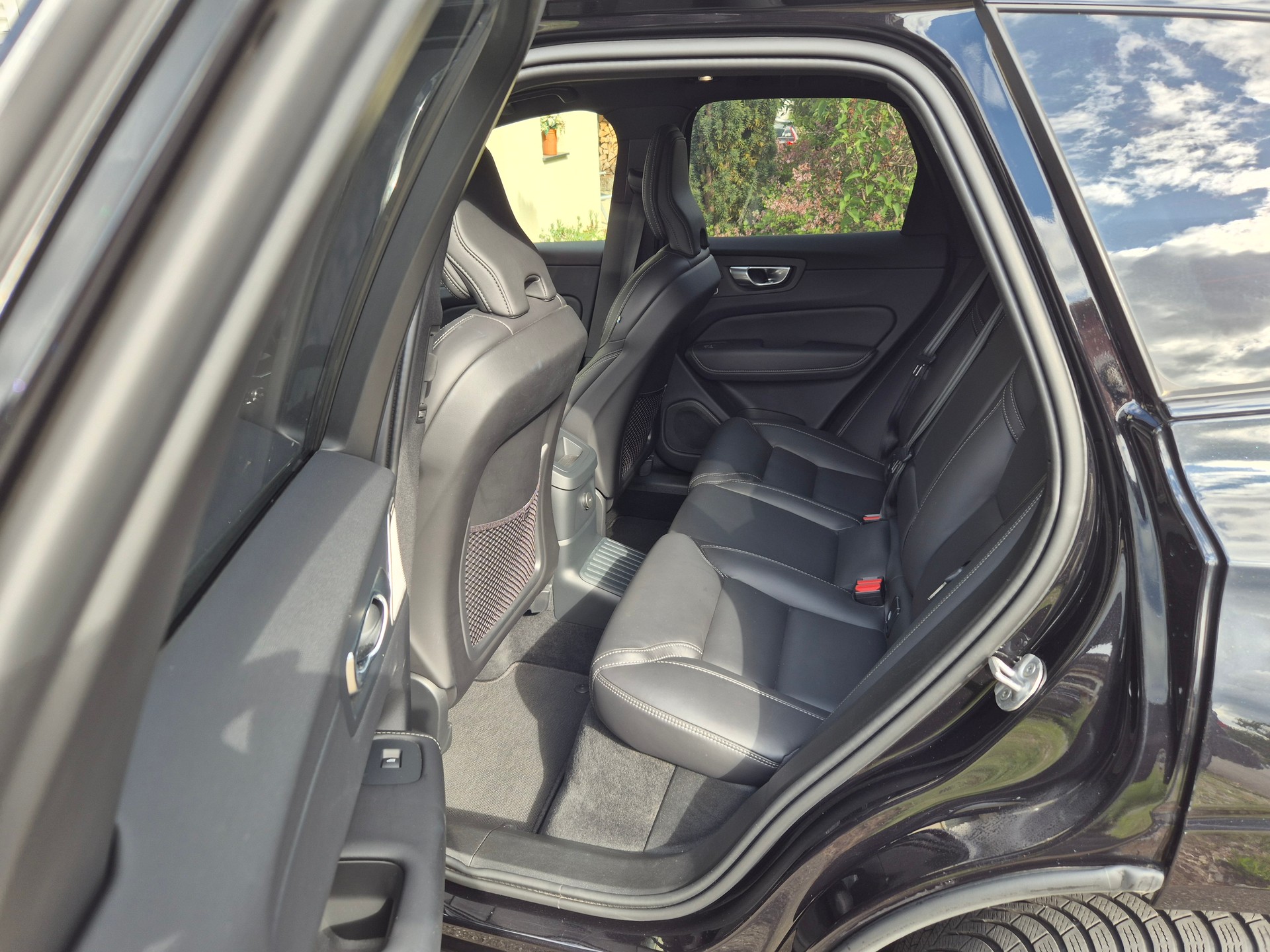 VOLVO T8 Ultimate Black Edition PLUG-IN-image-13