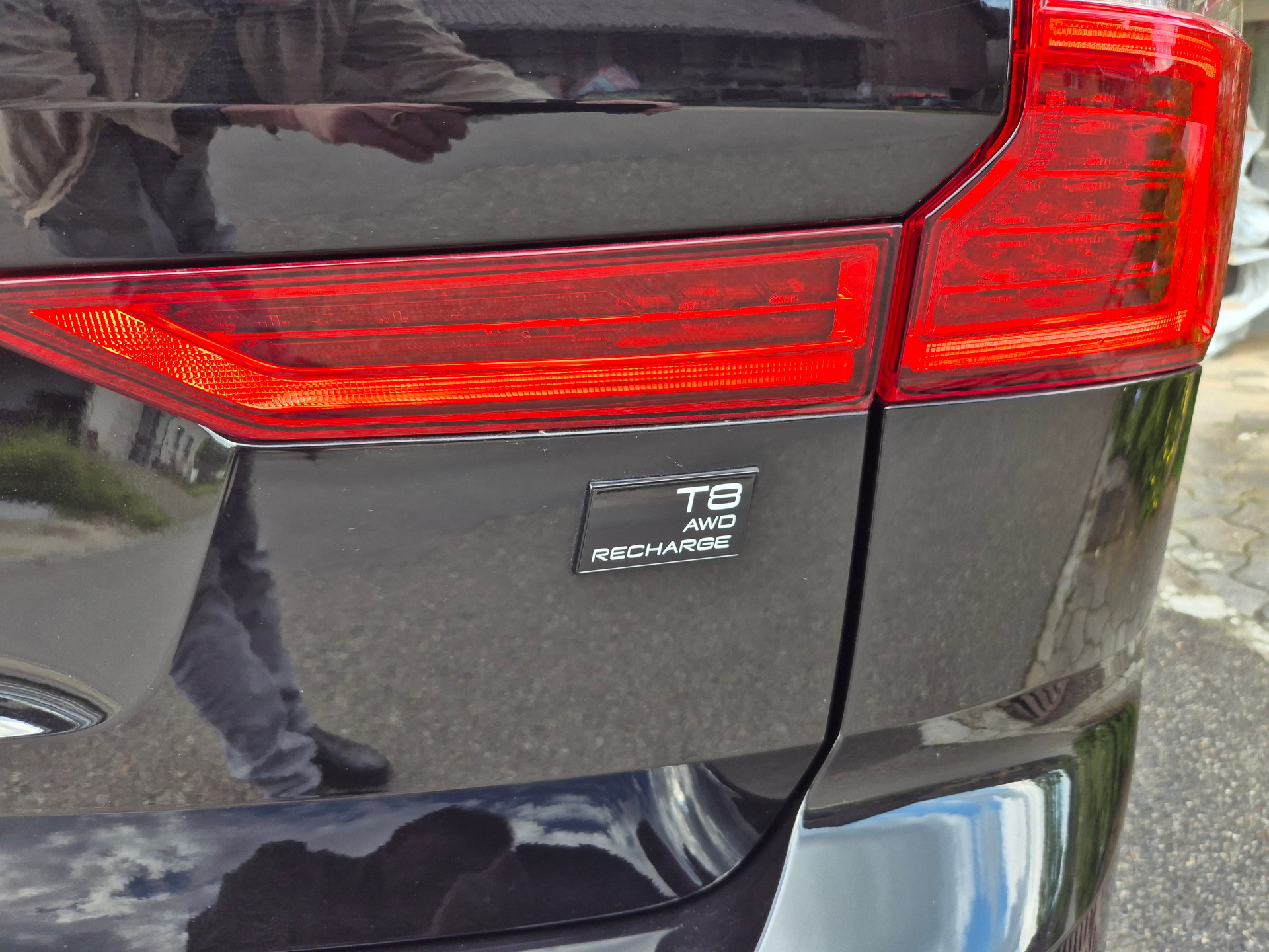 VOLVO T8 Ultimate Black Edition PLUG-IN-image-1