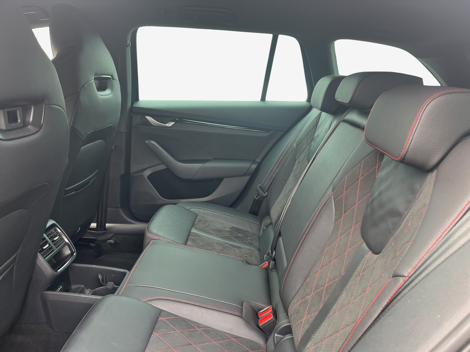 SKODA Octavia Combi 2.0 TSI DSG RS-image-9