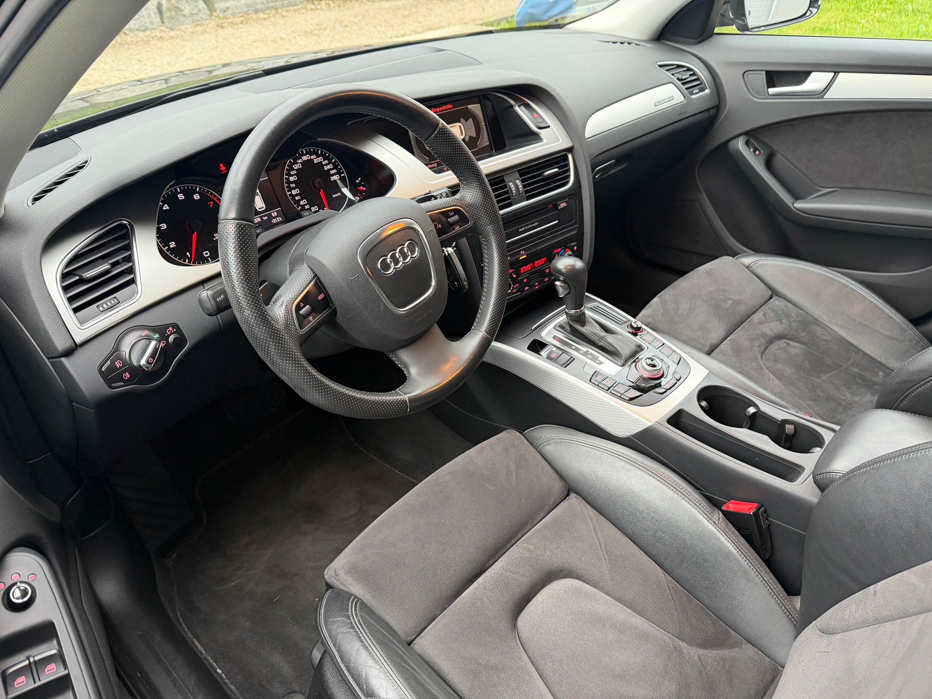 AUDI A4 Avant 2.0 TFSI Style quattro S-tronic-image-8