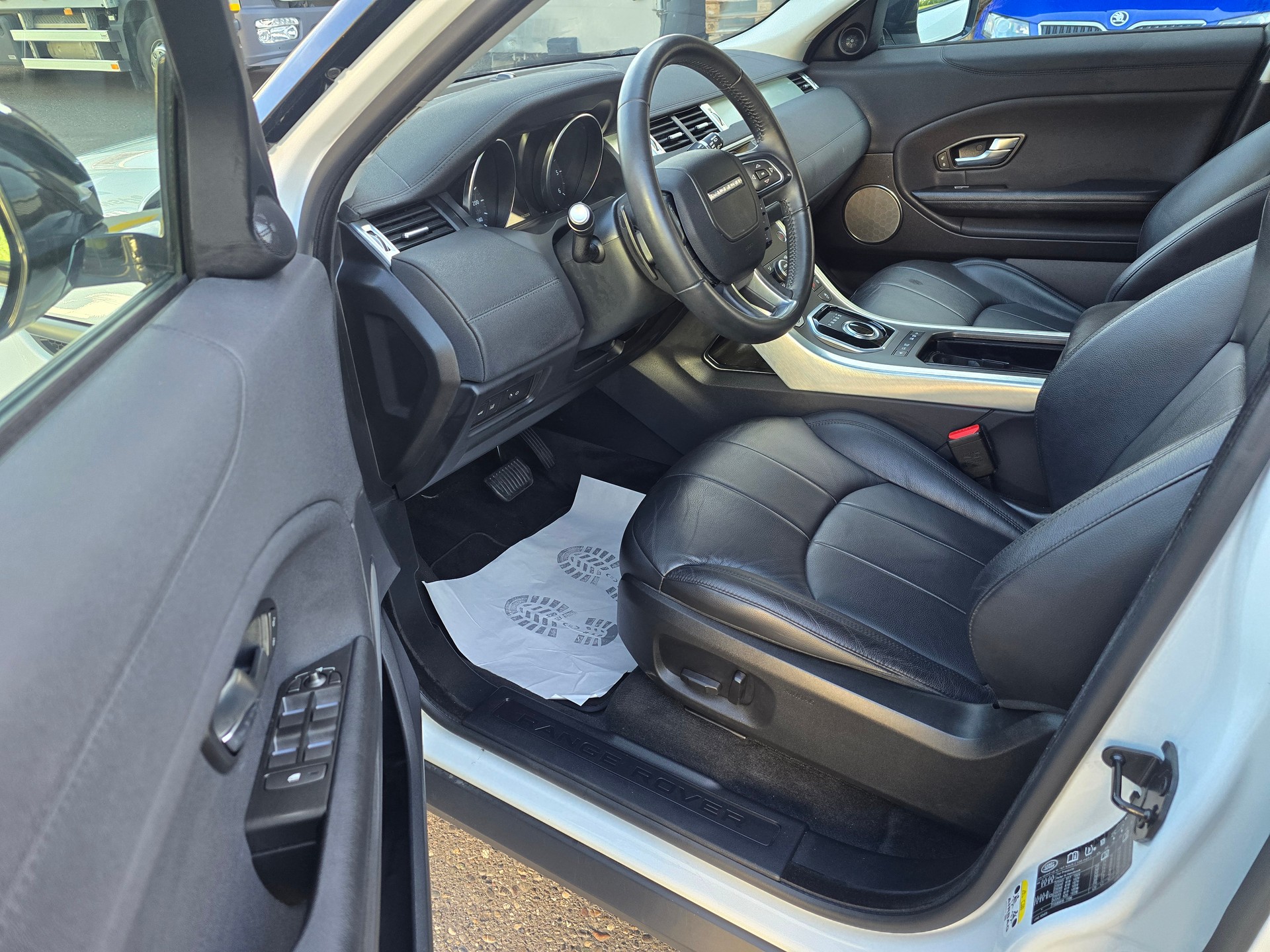 LAND ROVER Range Rover Evoque 2.0 TD4 SE Dynamic AT9-image-14
