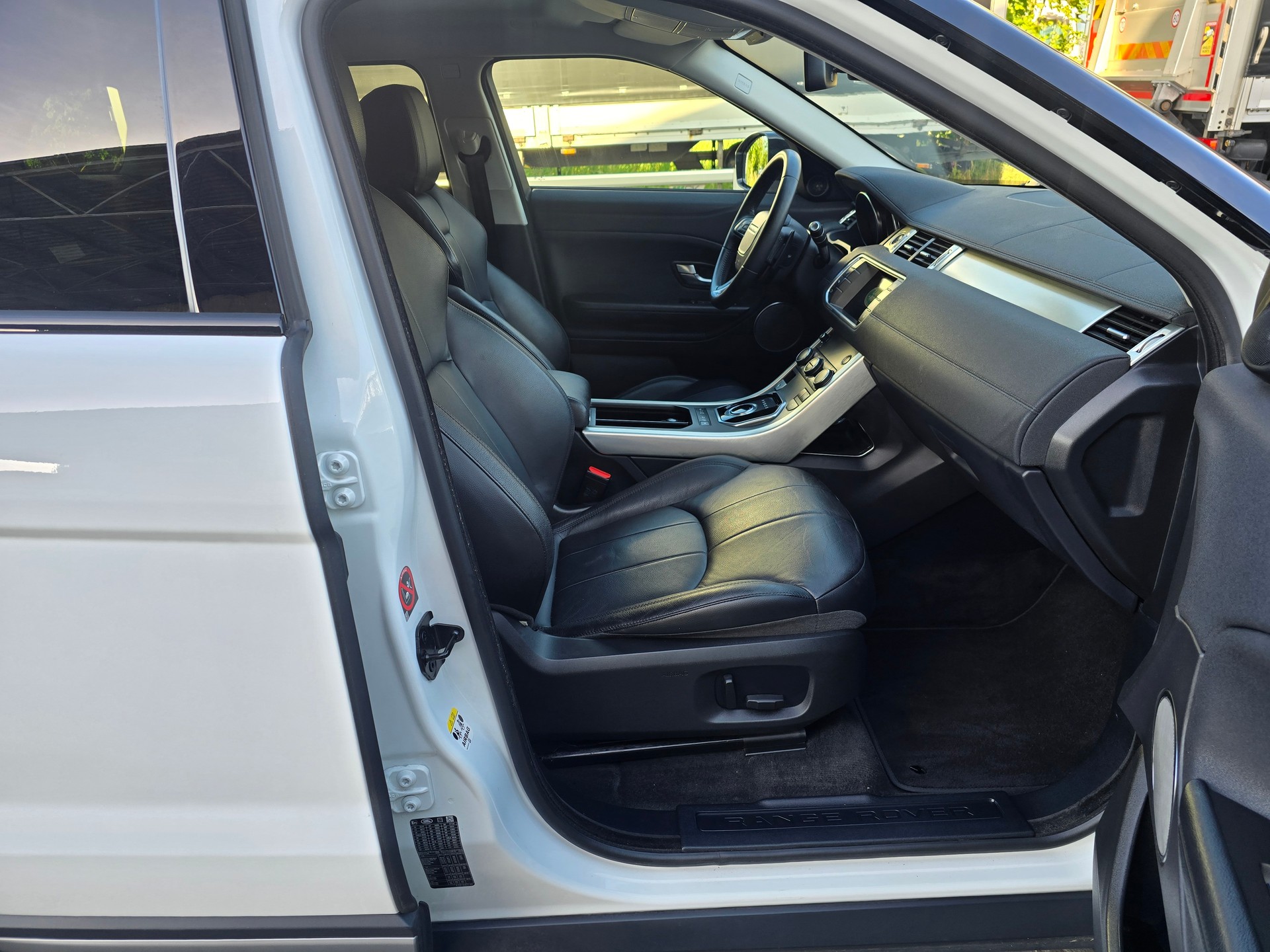 LAND ROVER Range Rover Evoque 2.0 TD4 SE Dynamic AT9-image-10