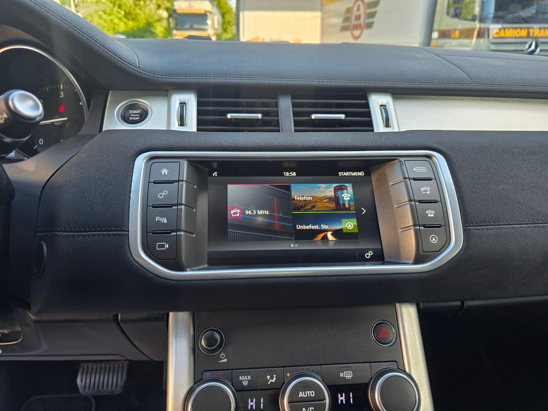 LAND ROVER Range Rover Evoque 2.0 TD4 SE Dynamic AT9-image-24