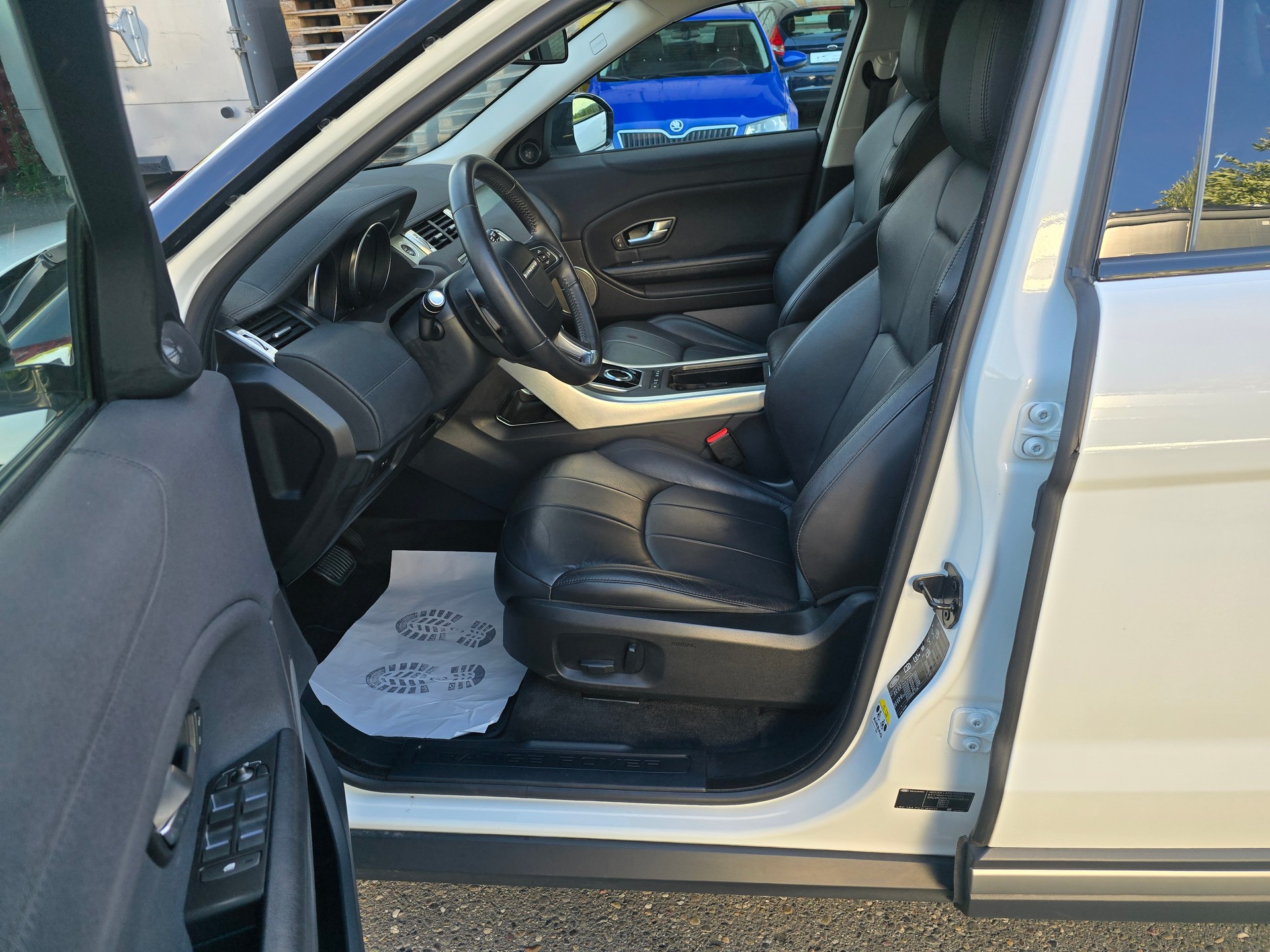 LAND ROVER Range Rover Evoque 2.0 TD4 SE Dynamic AT9-image-13