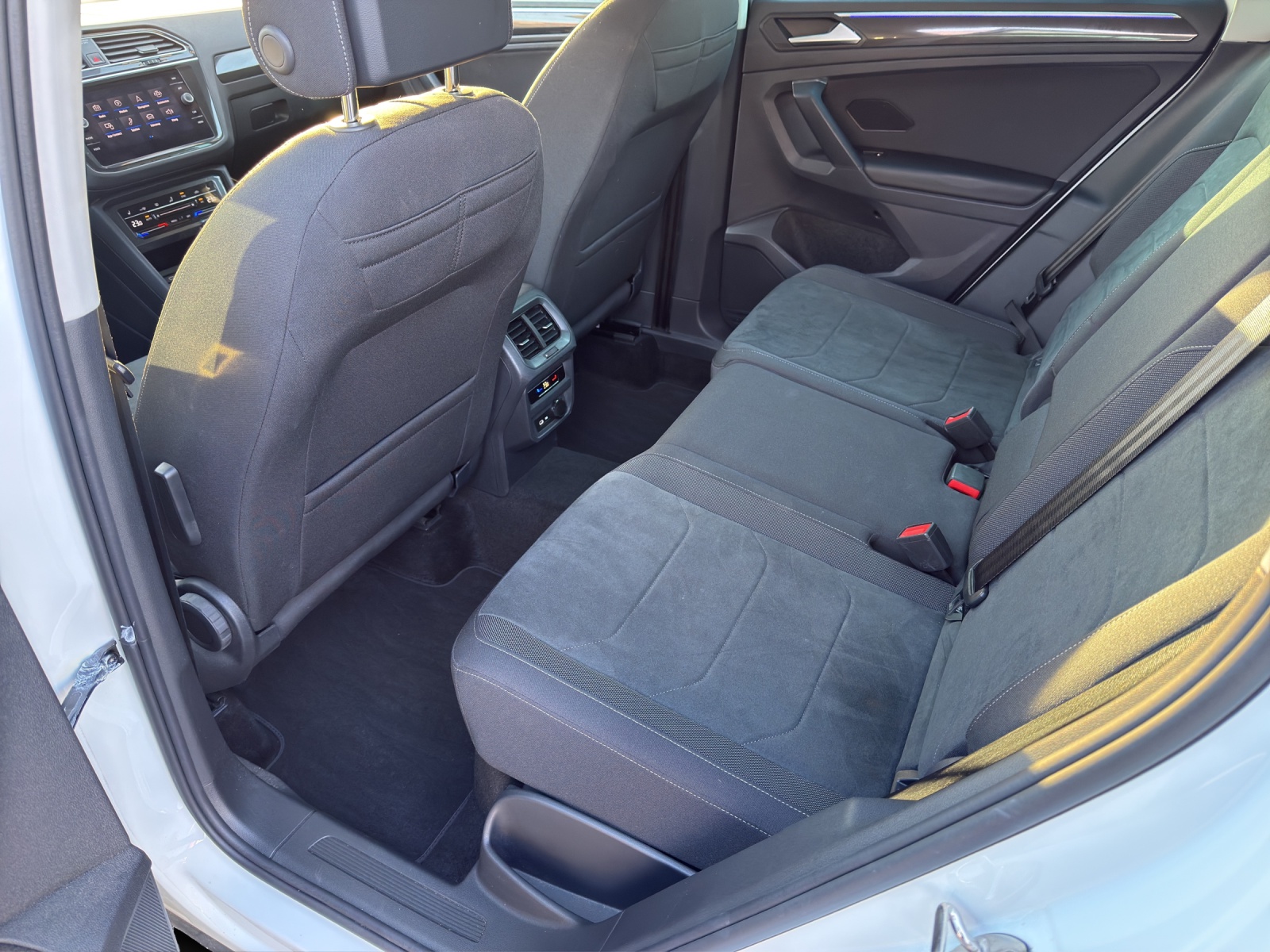 VW Tiguan 2.0 TDI SCR Elegance 4Motion DSG-image-11