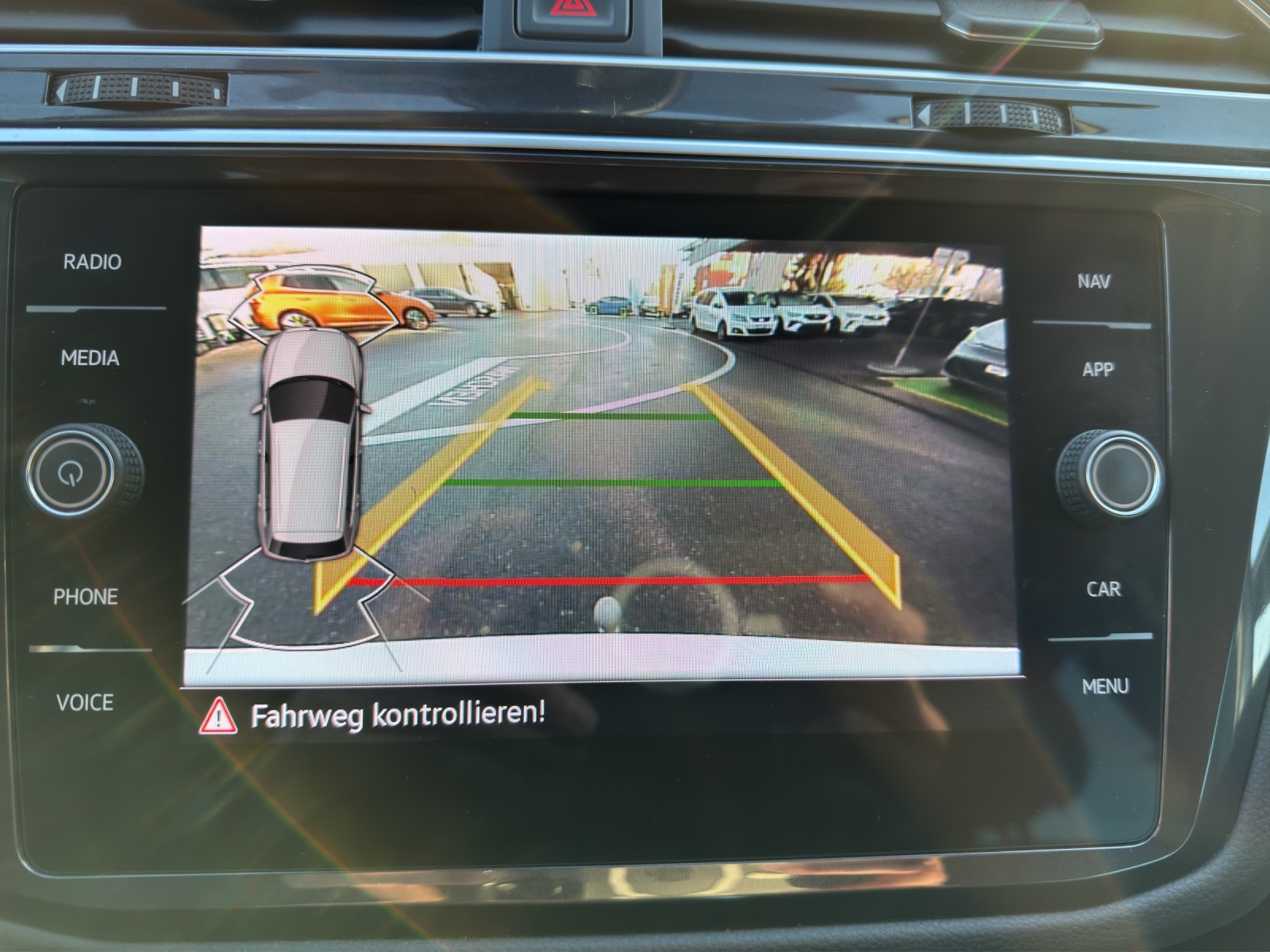 VW Tiguan 2.0 TDI SCR Elegance 4Motion DSG-image-14