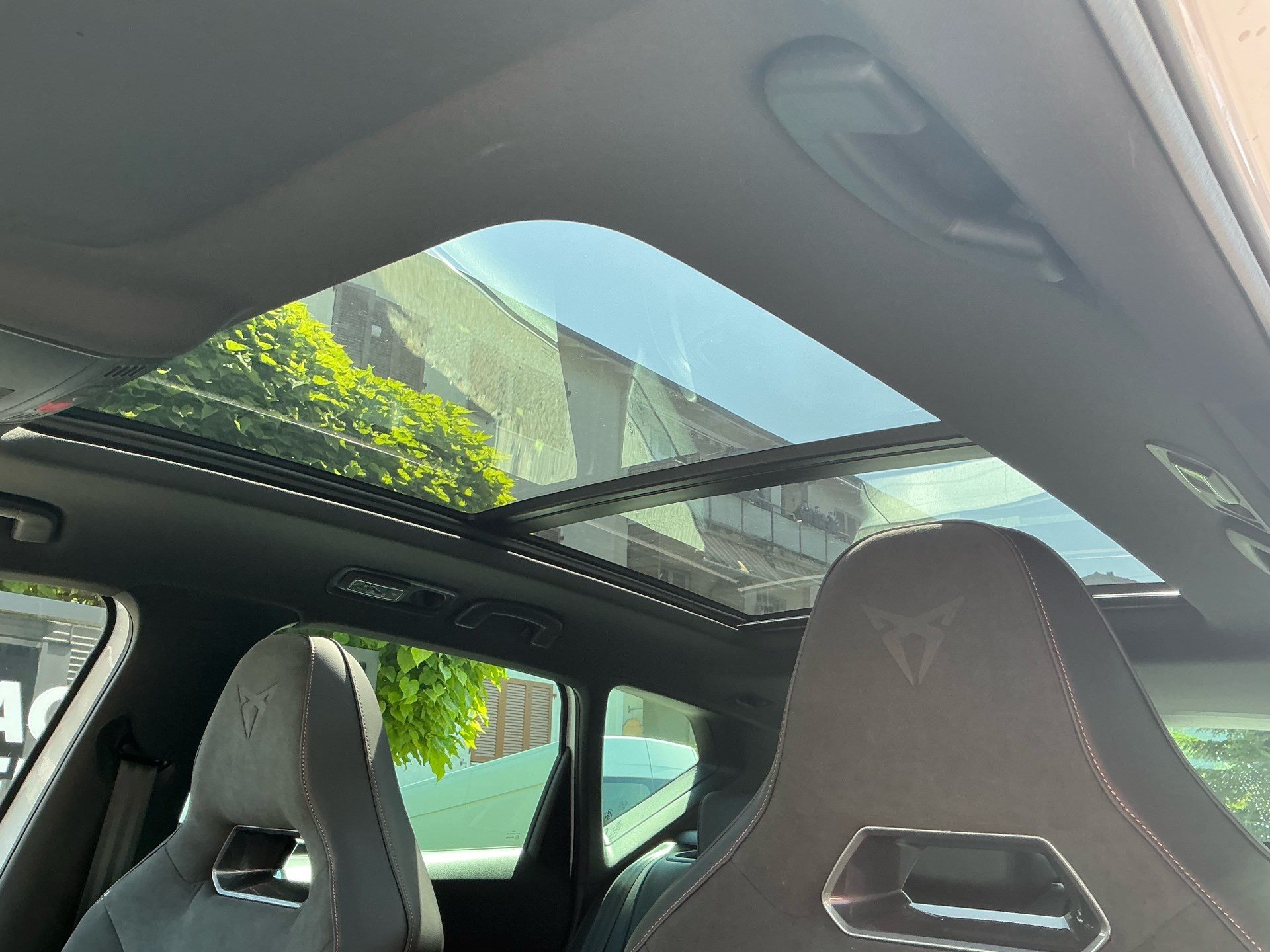 CUPRA Ateca VZ 4Drive *** NUR 8'900 KM ***-image-8