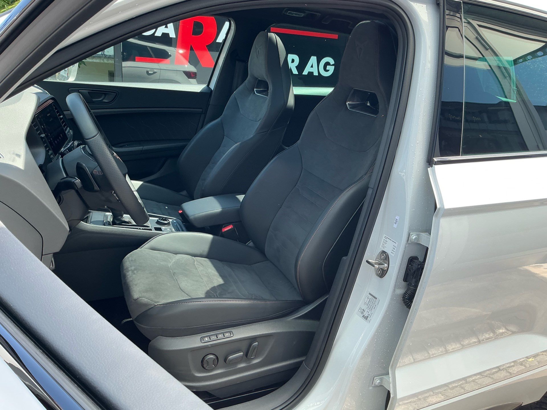 CUPRA Ateca VZ 4Drive *** NUR 8'900 KM ***-image-7