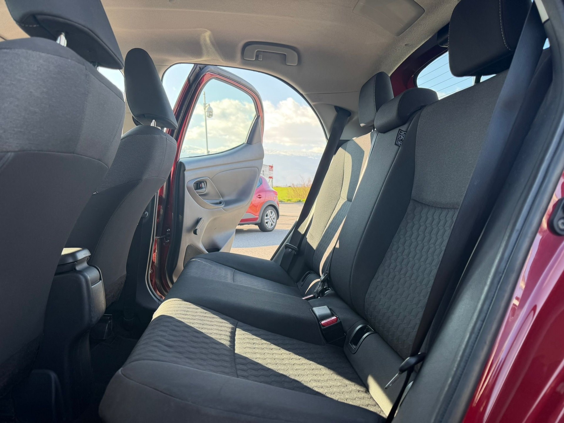 TOYOTA Yaris 1.5 Comfort e-CVT-image-14