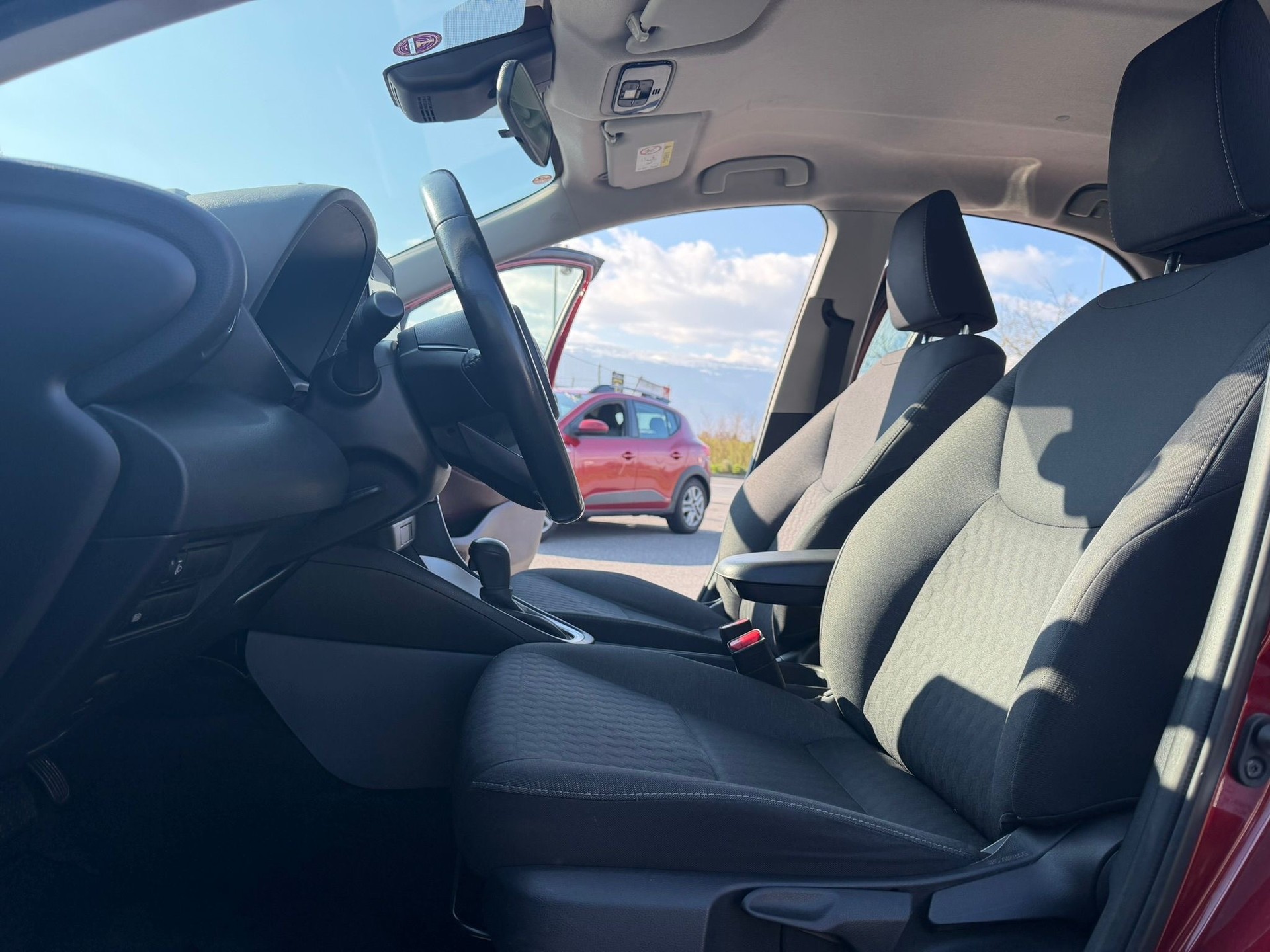 TOYOTA Yaris 1.5 Comfort e-CVT-image-11
