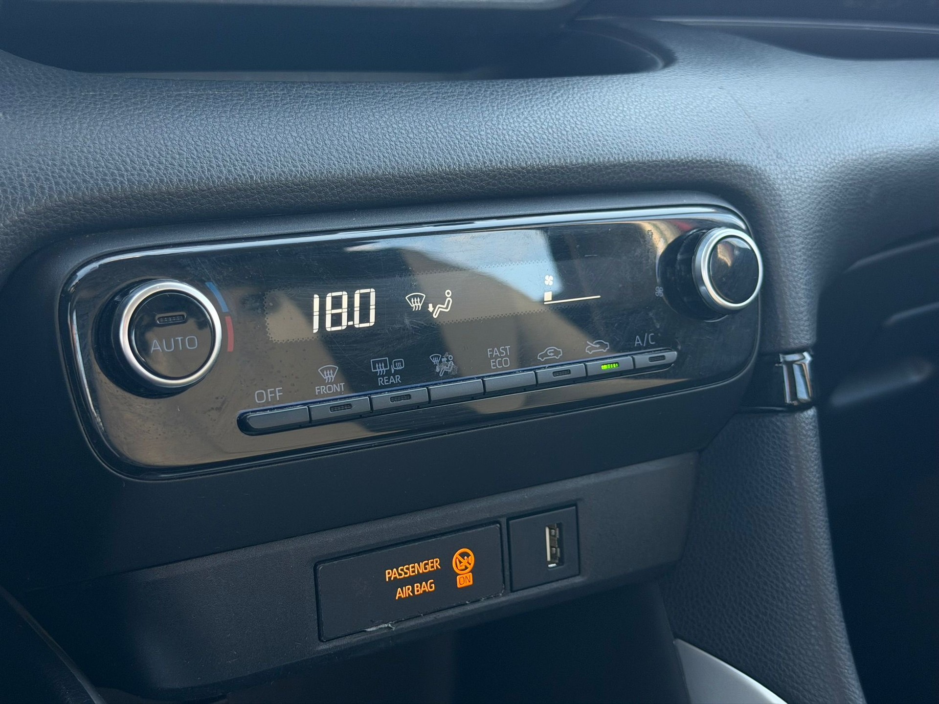 TOYOTA Yaris 1.5 Comfort e-CVT-image-10