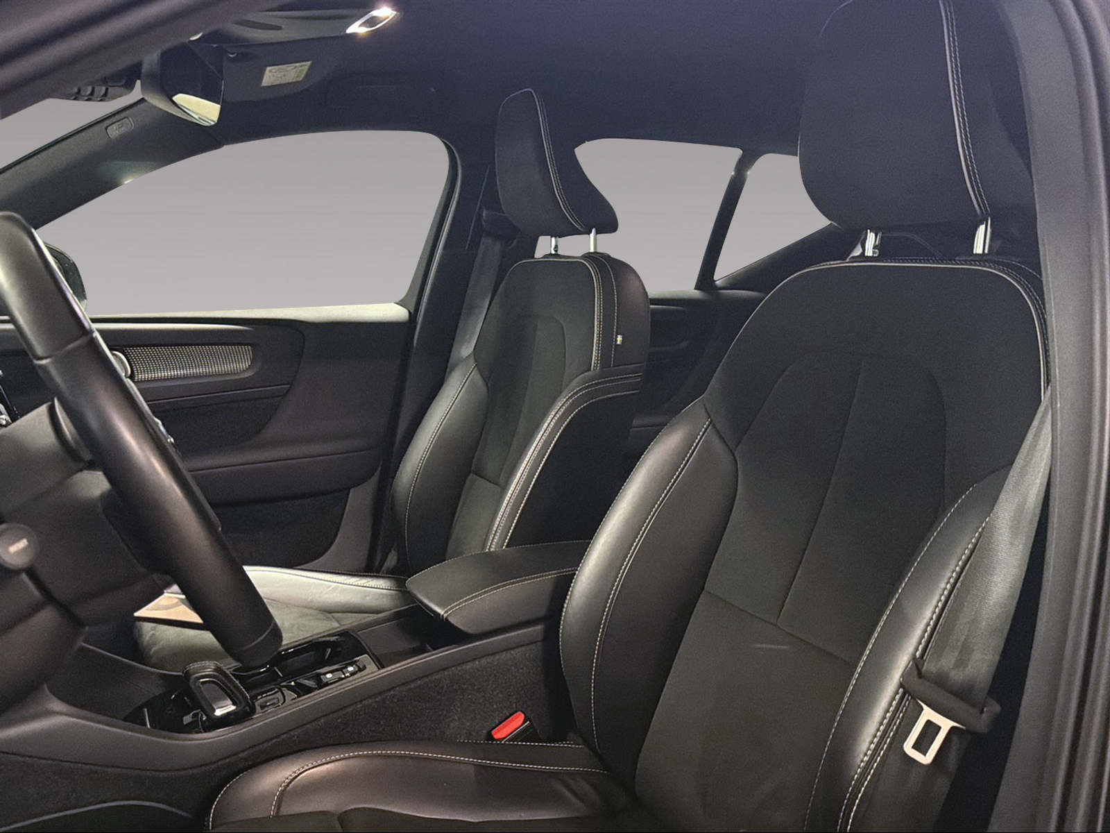 VOLVO XC40 1.5 T4 PiH R-Design-image-9