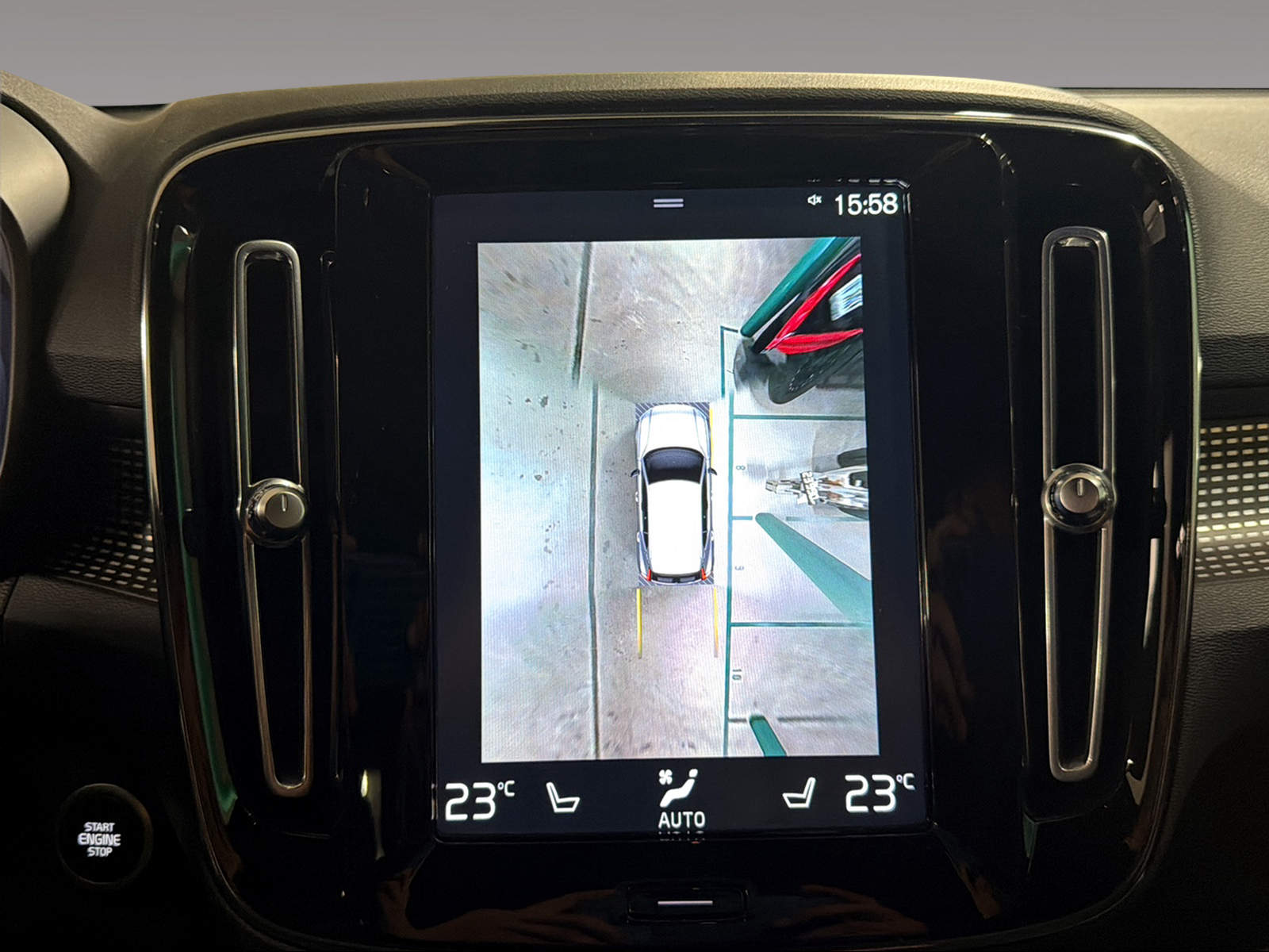 VOLVO XC40 1.5 T4 PiH R-Design-image-14