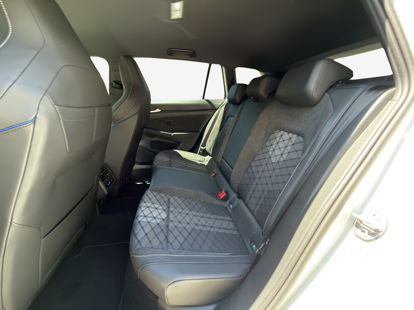 VW Golf Variant 2.0 TSI R-Line DSG 4 Motion-image-11