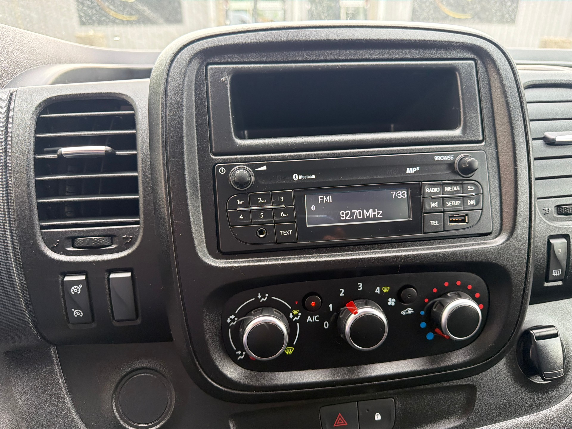 RENAULT Trafic 2.0 dCi 120 3.0t Business L1H1 * 03x Sitze * Klimaanlage * Tempomat * PDC H - RF-Kamera * AHK 2000Kg * Frisch Ab MFK-image-6