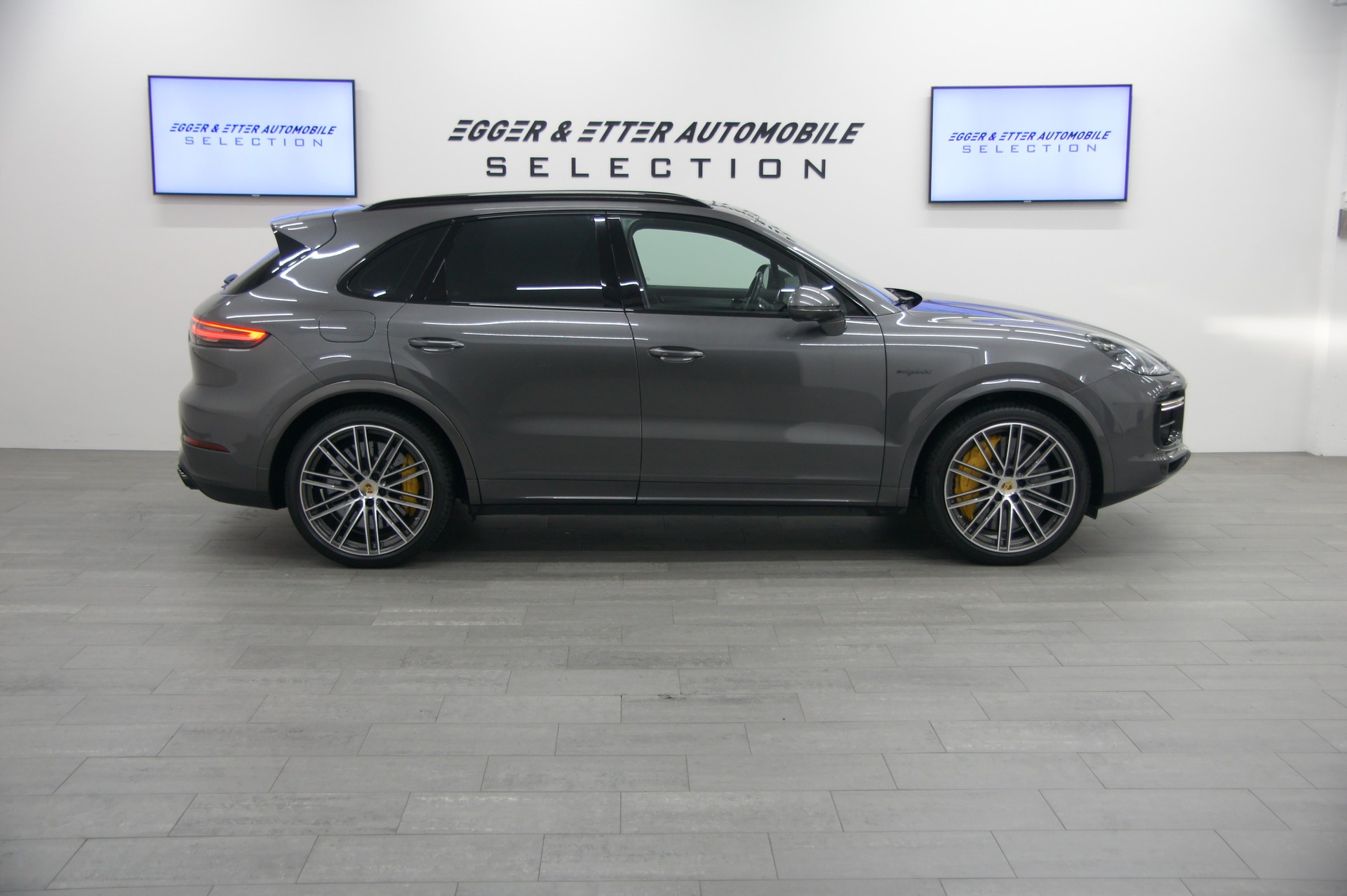 PORSCHE Cayenne Turbo S E-Hybrid-image-3