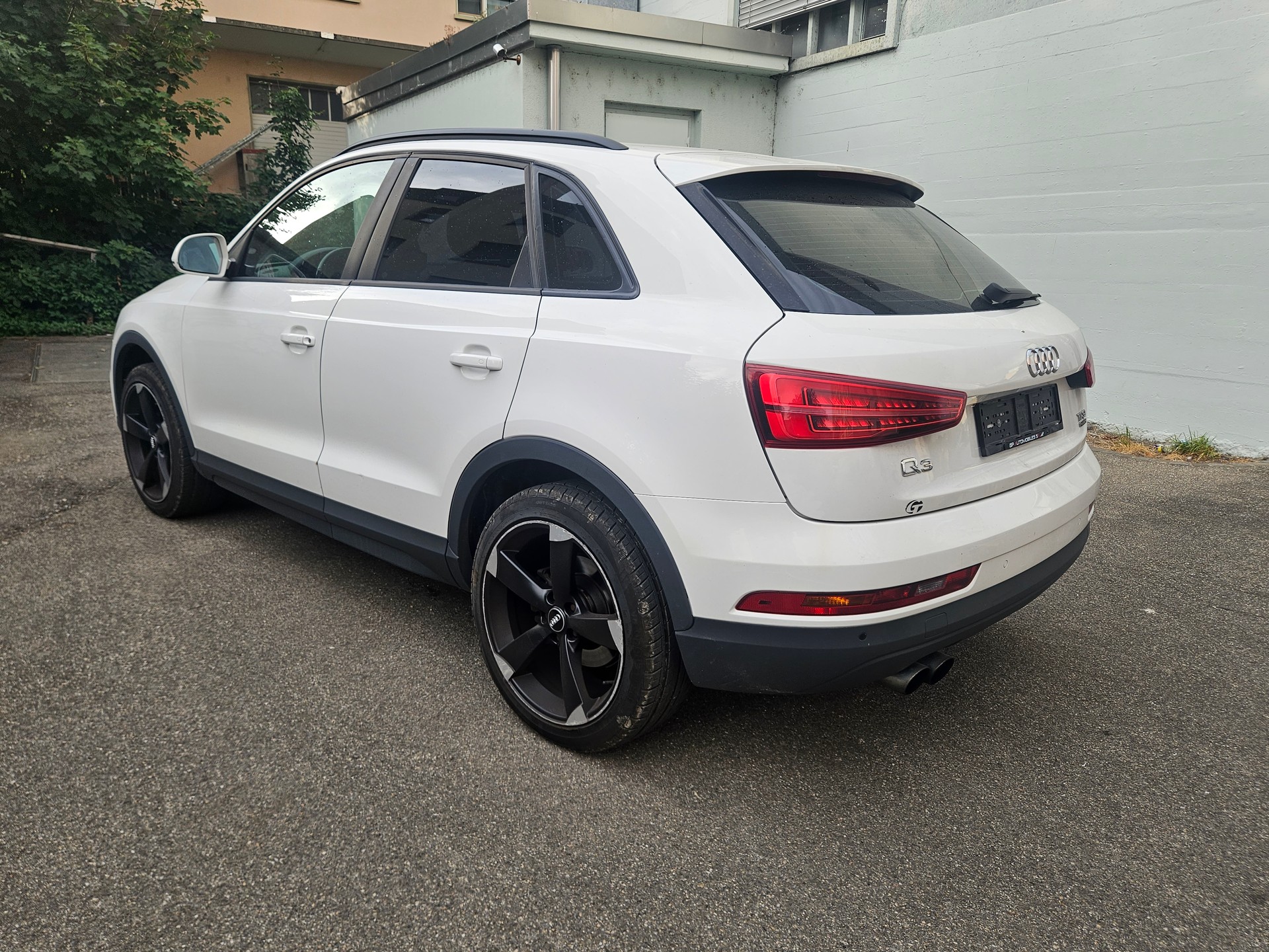 AUDI Q3 2.0 TFSI quattro S-tronic-image-4