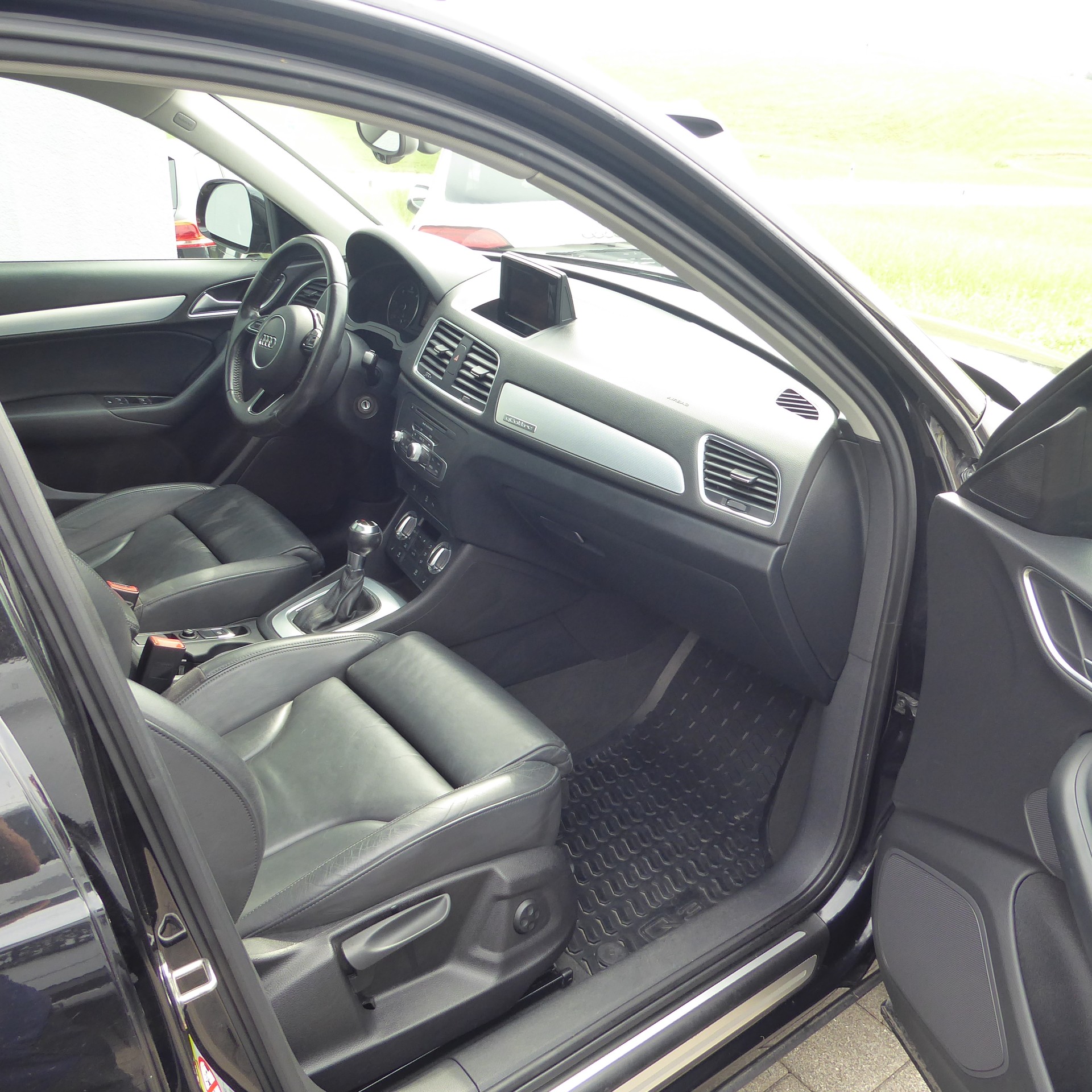 AUDI Q3 2.0 TDI quattro S-tronic-image-8